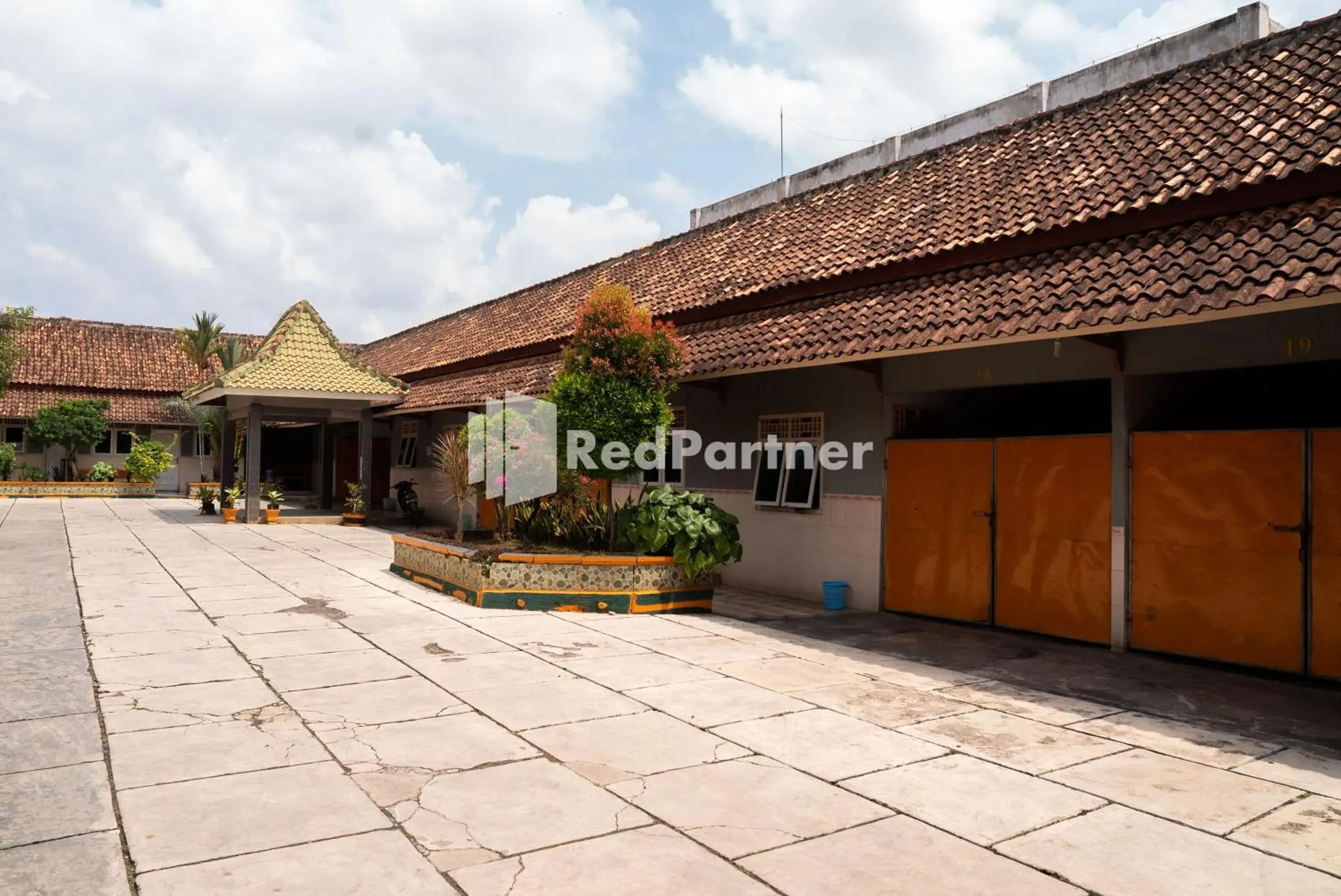 Property building in Wisma Citra Metro Mitra RedDoorz Property building in Wisma Citra Metro Mitra RedDoorz