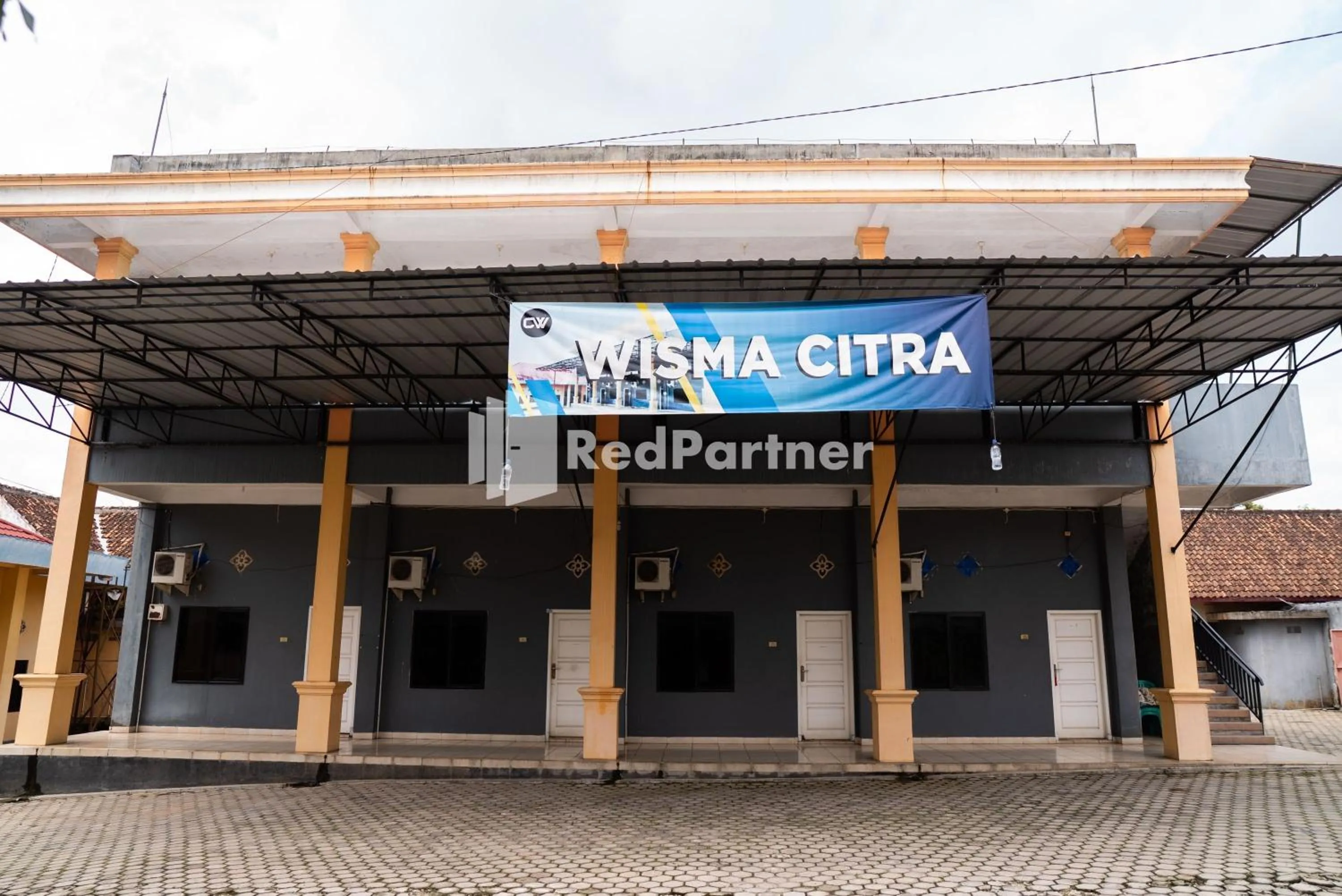 Facade/entrance in Wisma Citra Metro Mitra RedDoorz