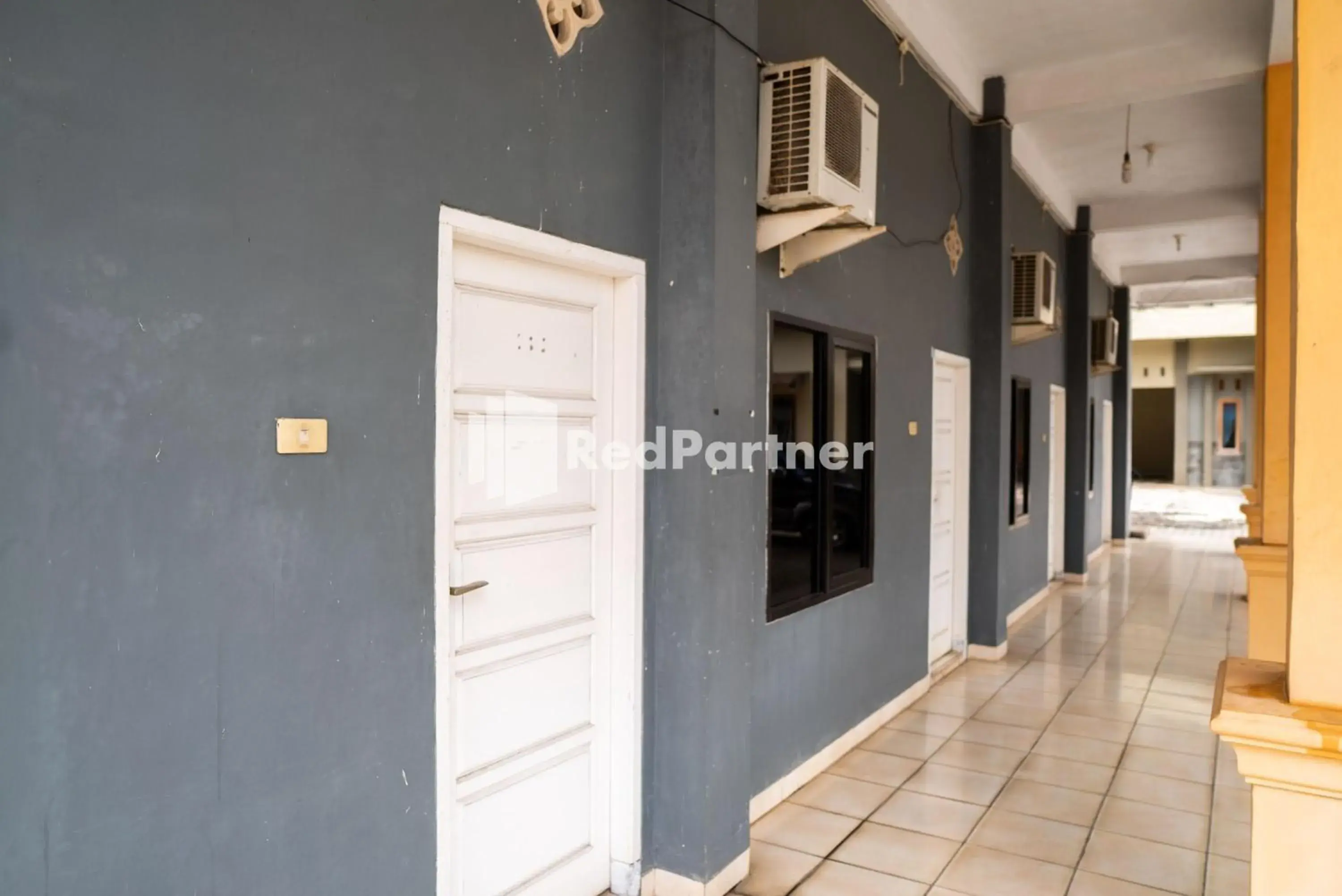 Property building in Wisma Citra Metro Mitra RedDoorz Property building in Wisma Citra Metro Mitra RedDoorz