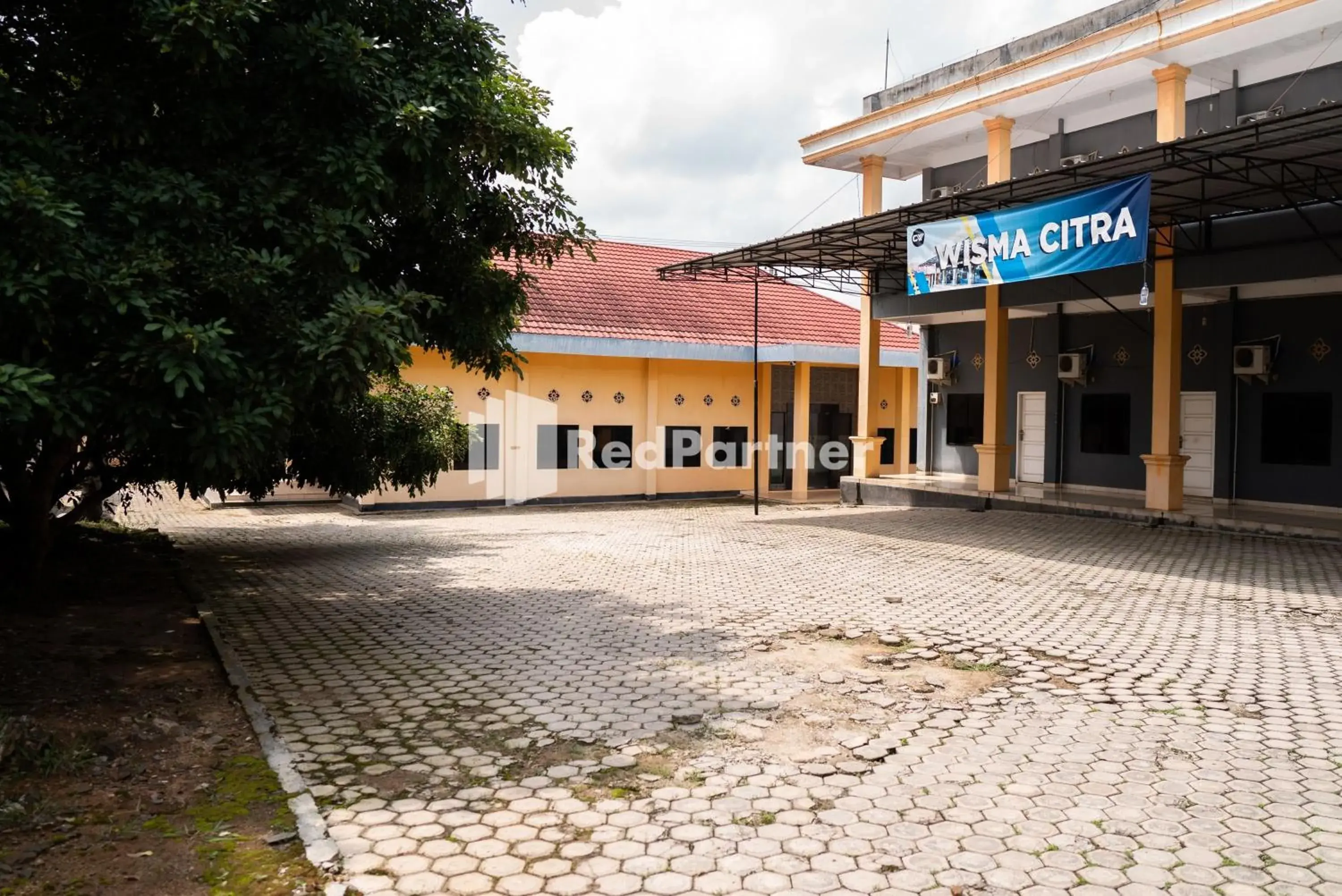 Facade/entrance in Wisma Citra Metro Mitra RedDoorz Facade/entrance in Wisma Citra Metro Mitra RedDoorz