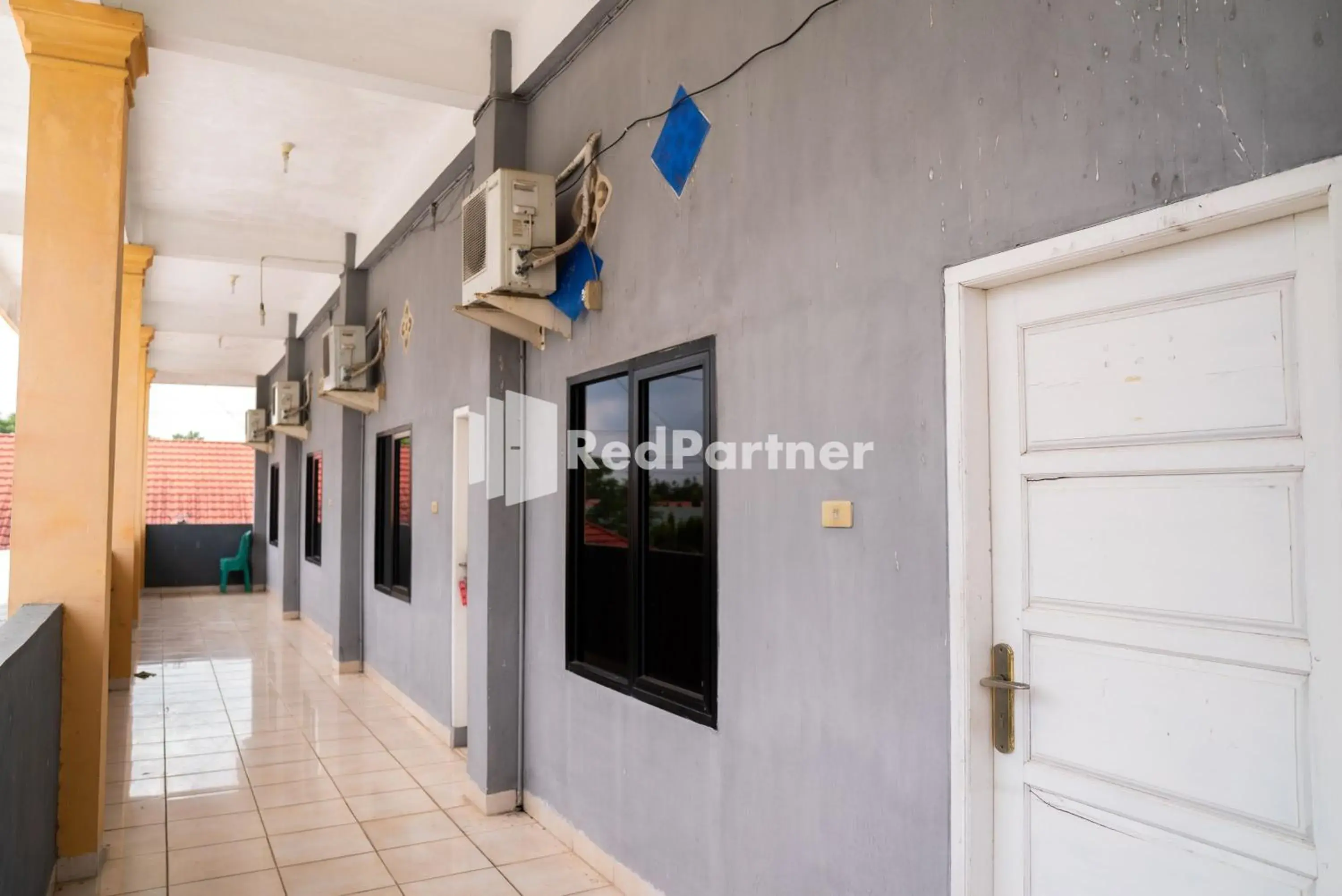 Property building in Wisma Citra Metro Mitra RedDoorz Property building in Wisma Citra Metro Mitra RedDoorz