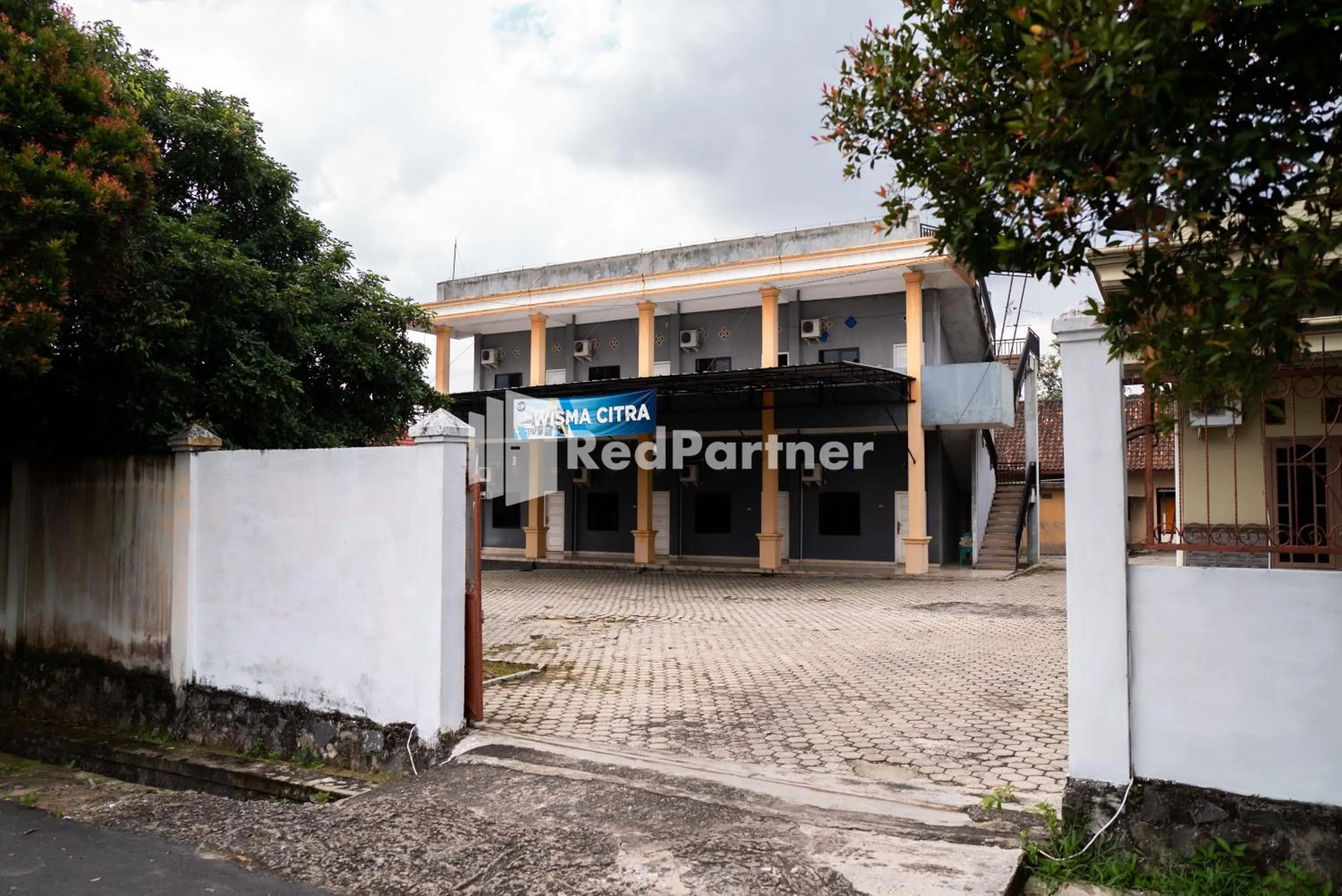 Facade/entrance in Wisma Citra Metro Mitra RedDoorz