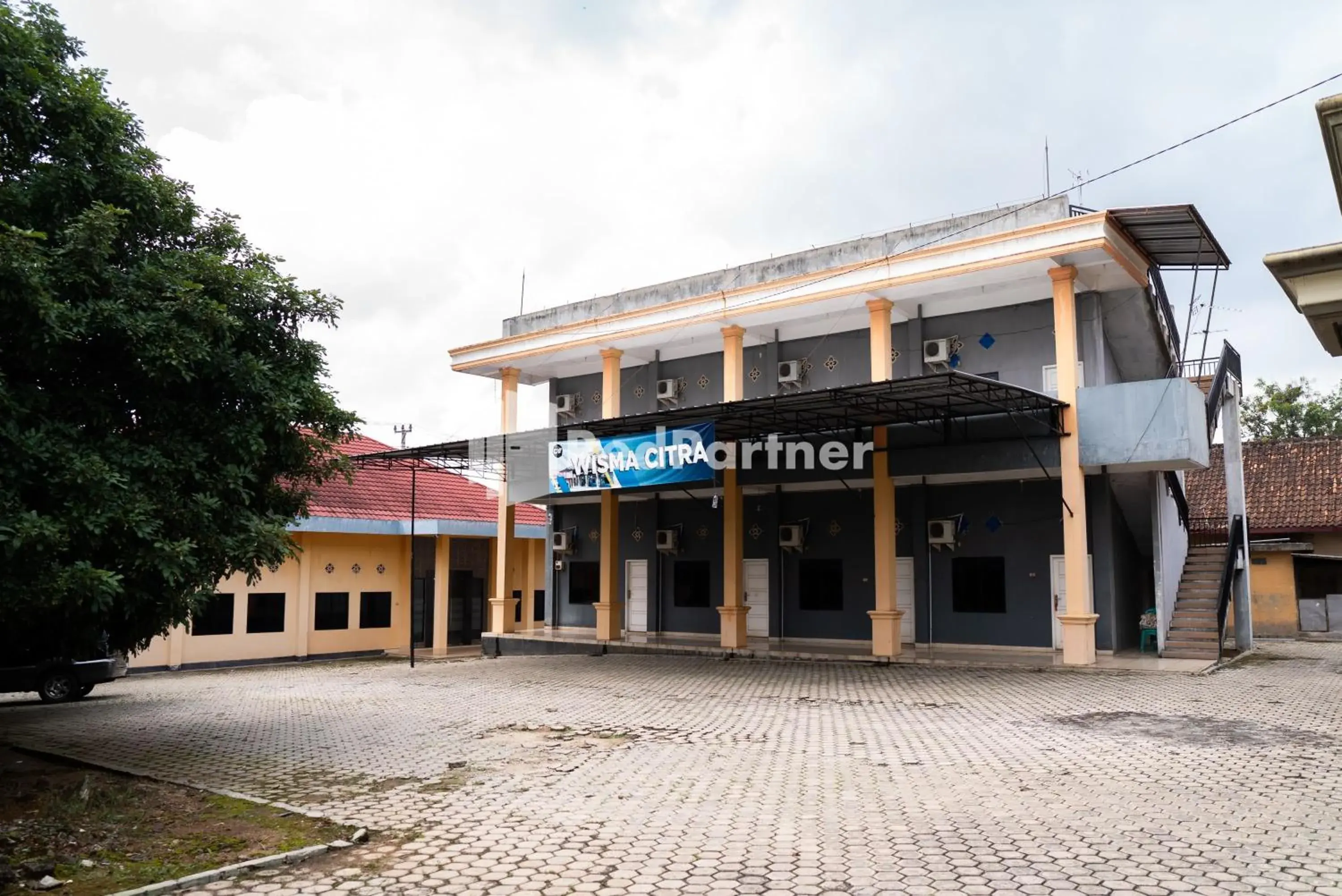 Property building in Wisma Citra Metro Mitra RedDoorz Property building in Wisma Citra Metro Mitra RedDoorz