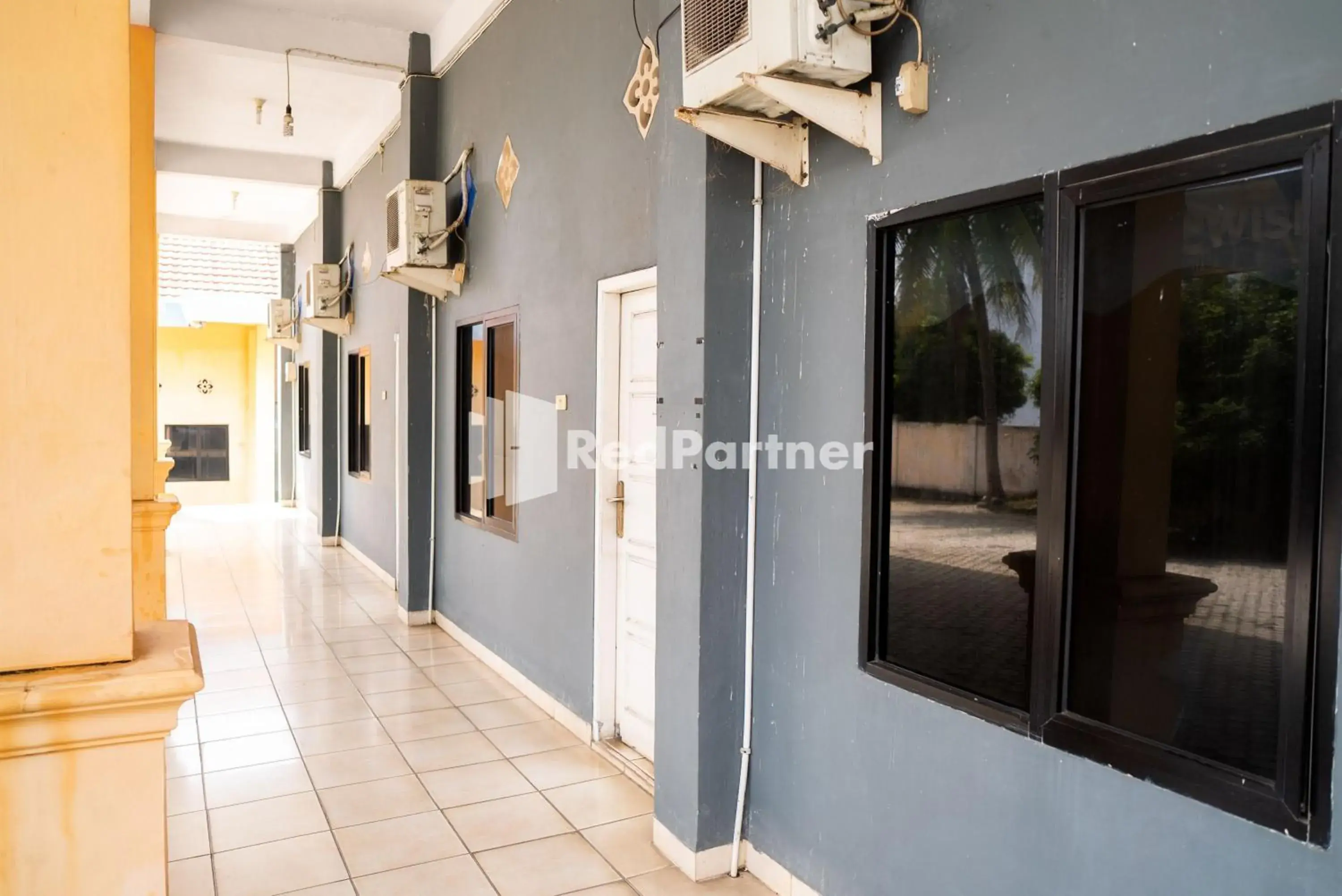 Property building in Wisma Citra Metro Mitra RedDoorz Property building in Wisma Citra Metro Mitra RedDoorz