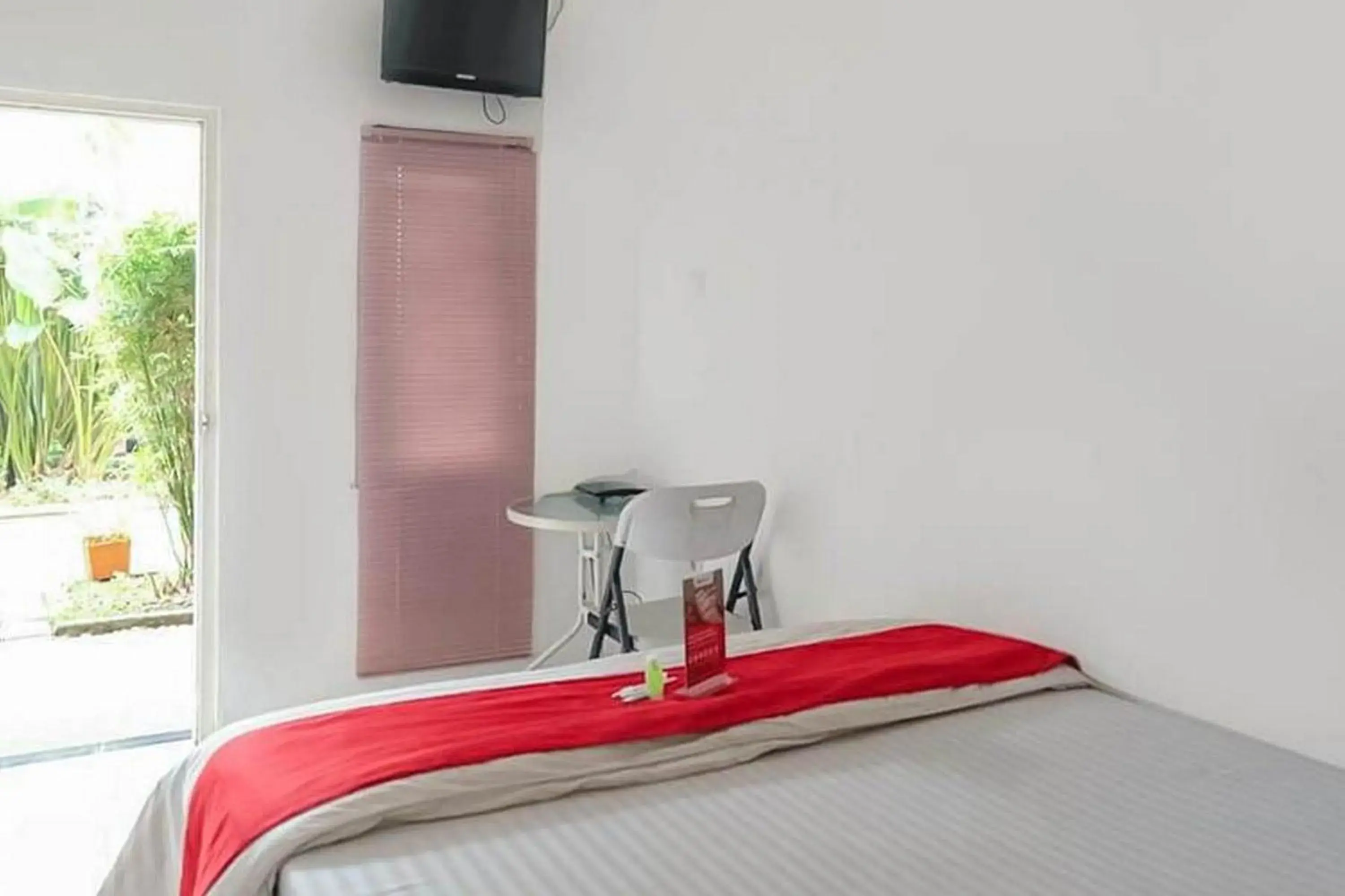 Bed in RedDoorz near RS Mitra Keluarga Depok Bed in RedDoorz near RS Mitra Keluarga Depok