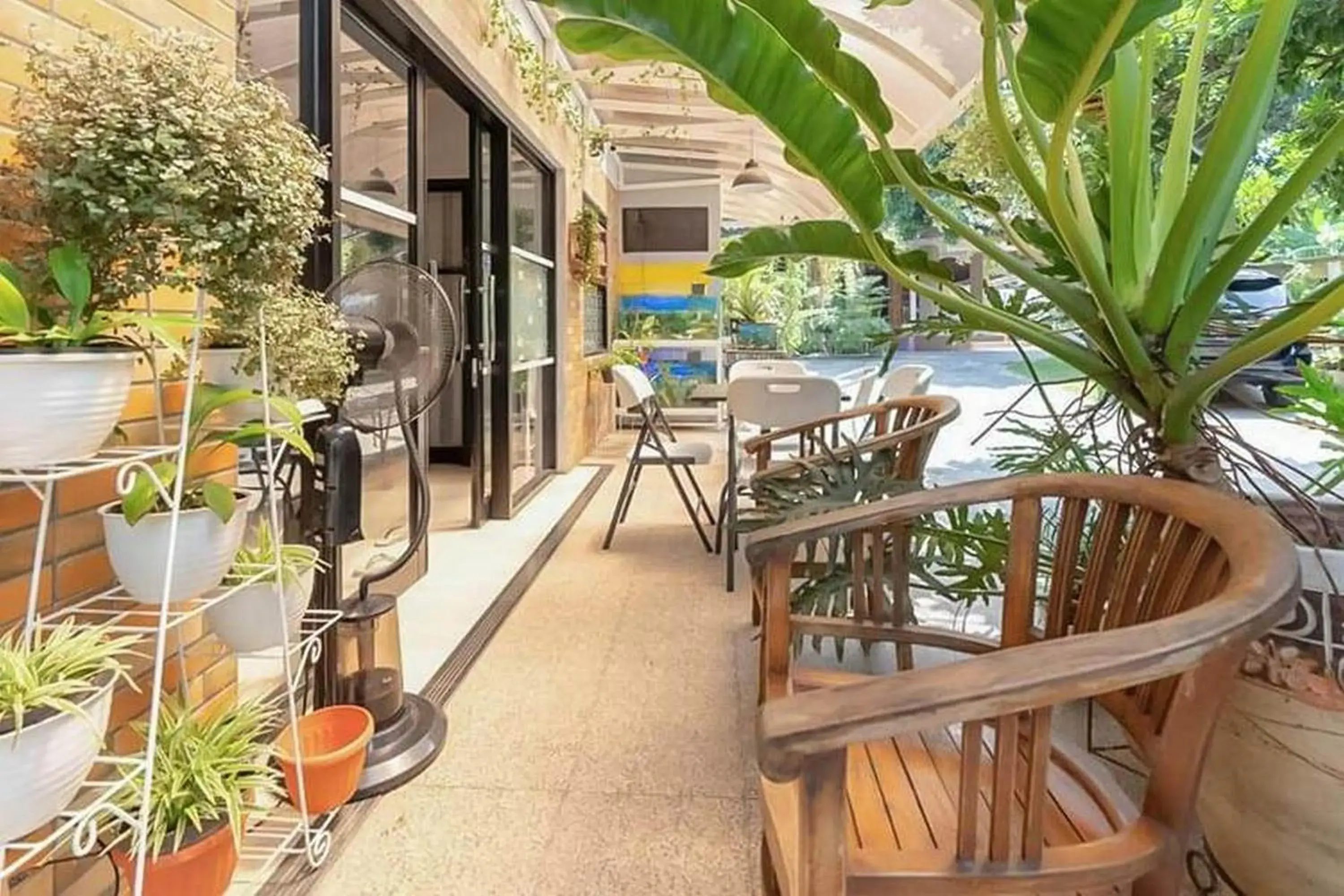 Facade/entrance in RedDoorz near RS Mitra Keluarga Depok Facade/entrance in RedDoorz near RS Mitra Keluarga Depok