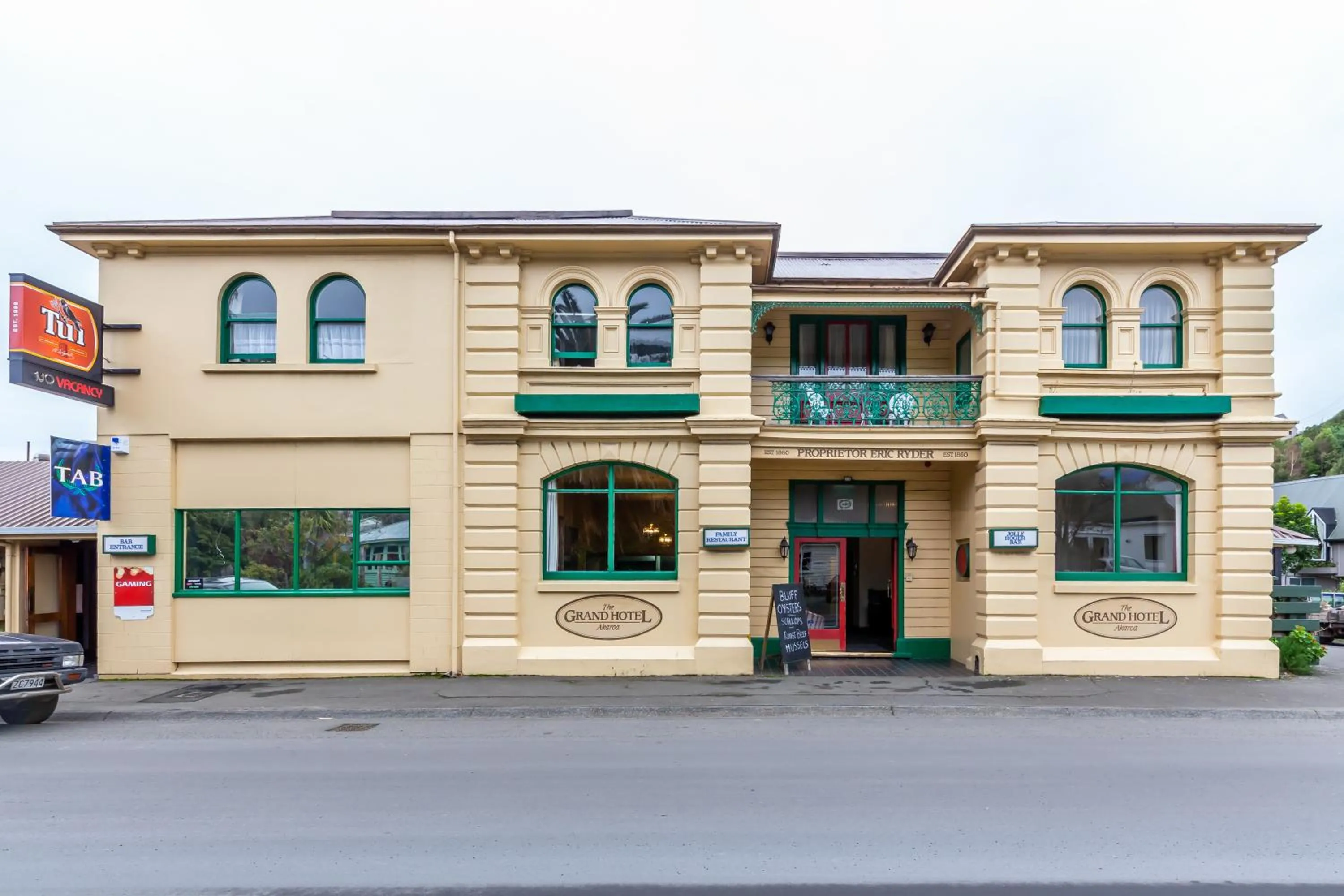 The Grand Hotel & Bar - Akaroa