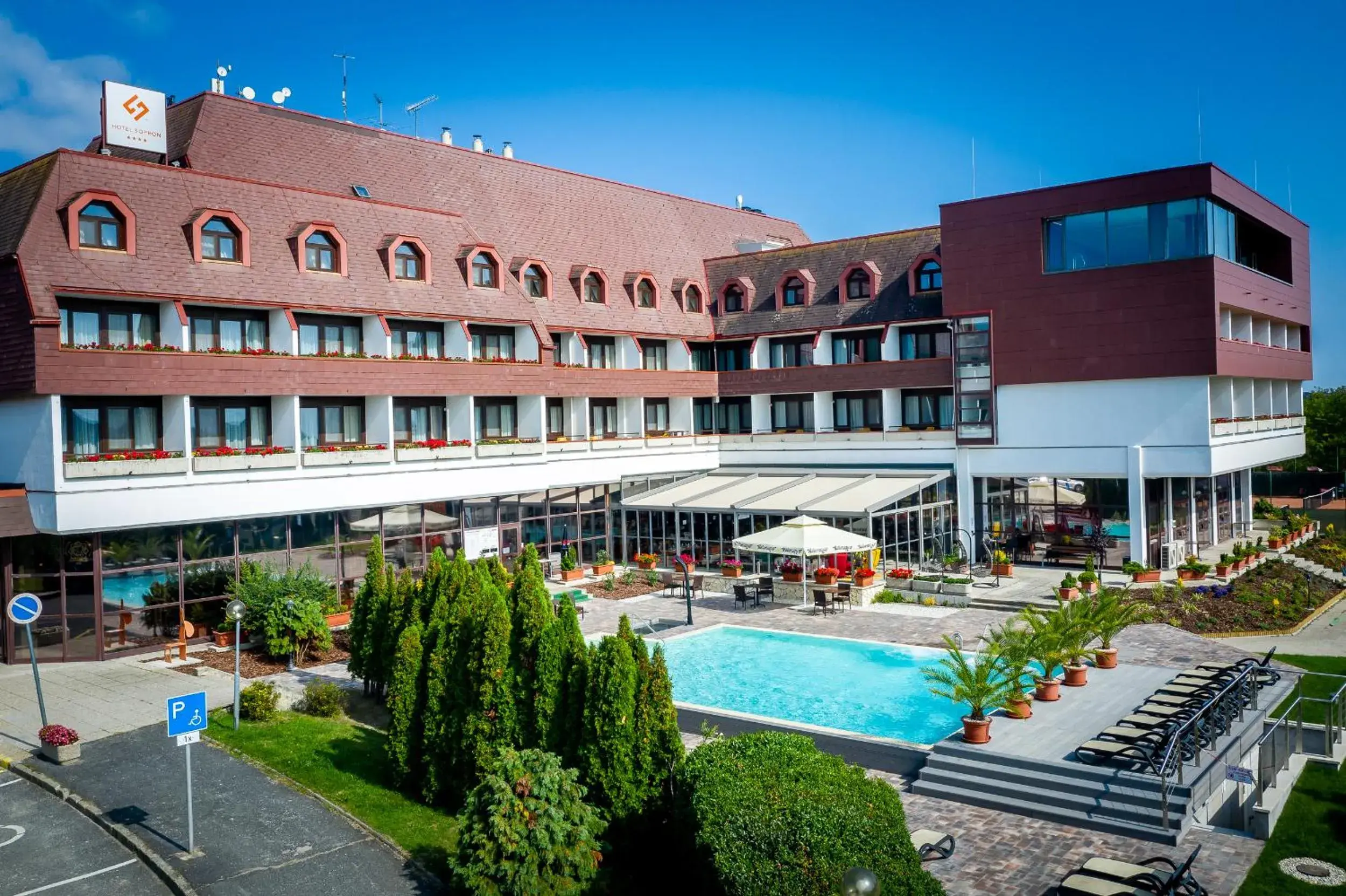 Property building in Hotel Sopron Property building in Hotel Sopron
