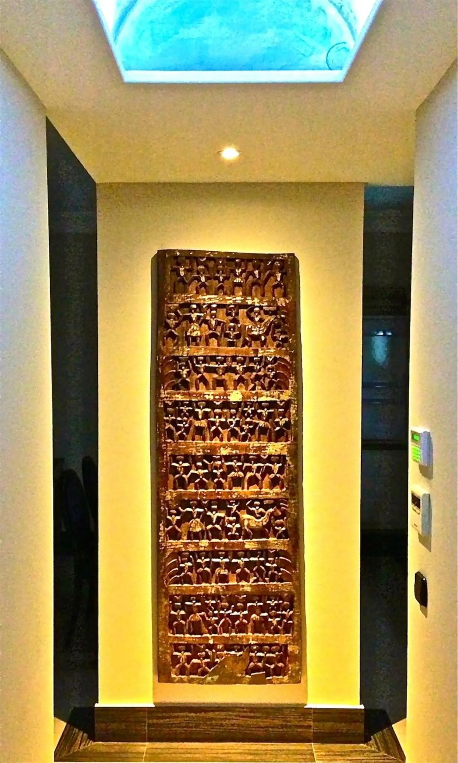 Decorative detail in Rok Plaza