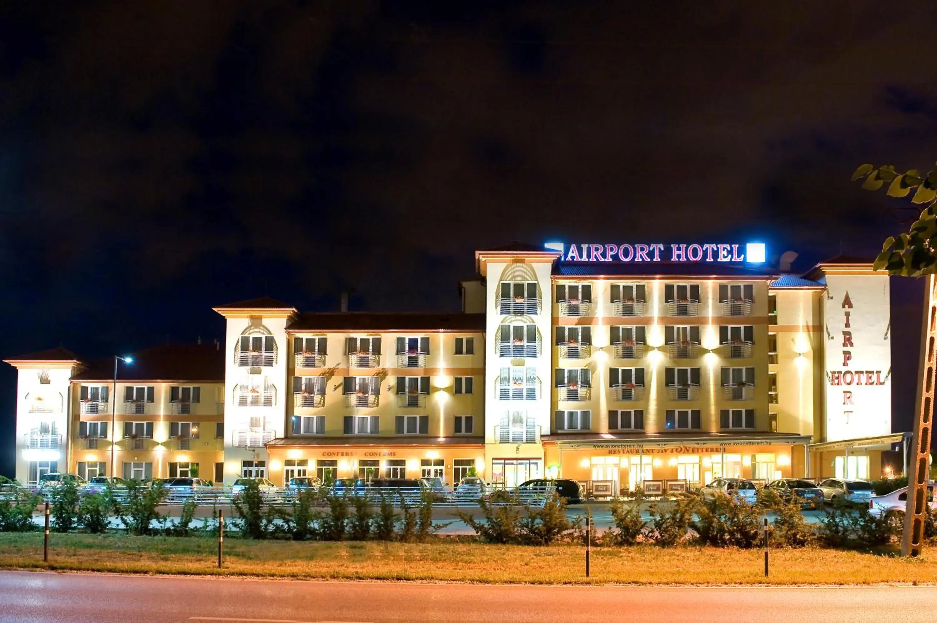 Facade/entrance in Airport Hotel Budapest Facade/entrance in Airport Hotel Budapest