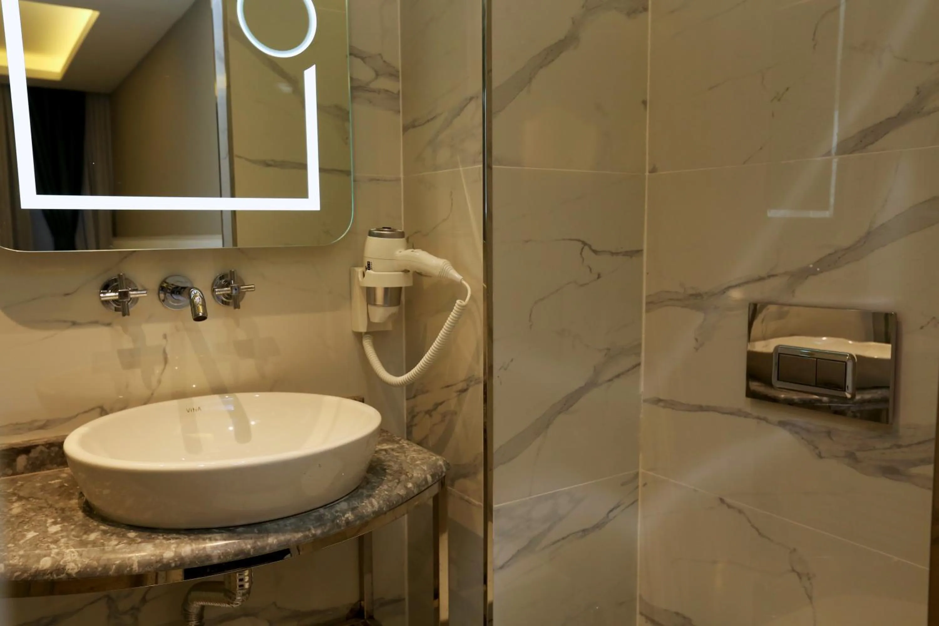 Bathroom in Sel Suite Hotel