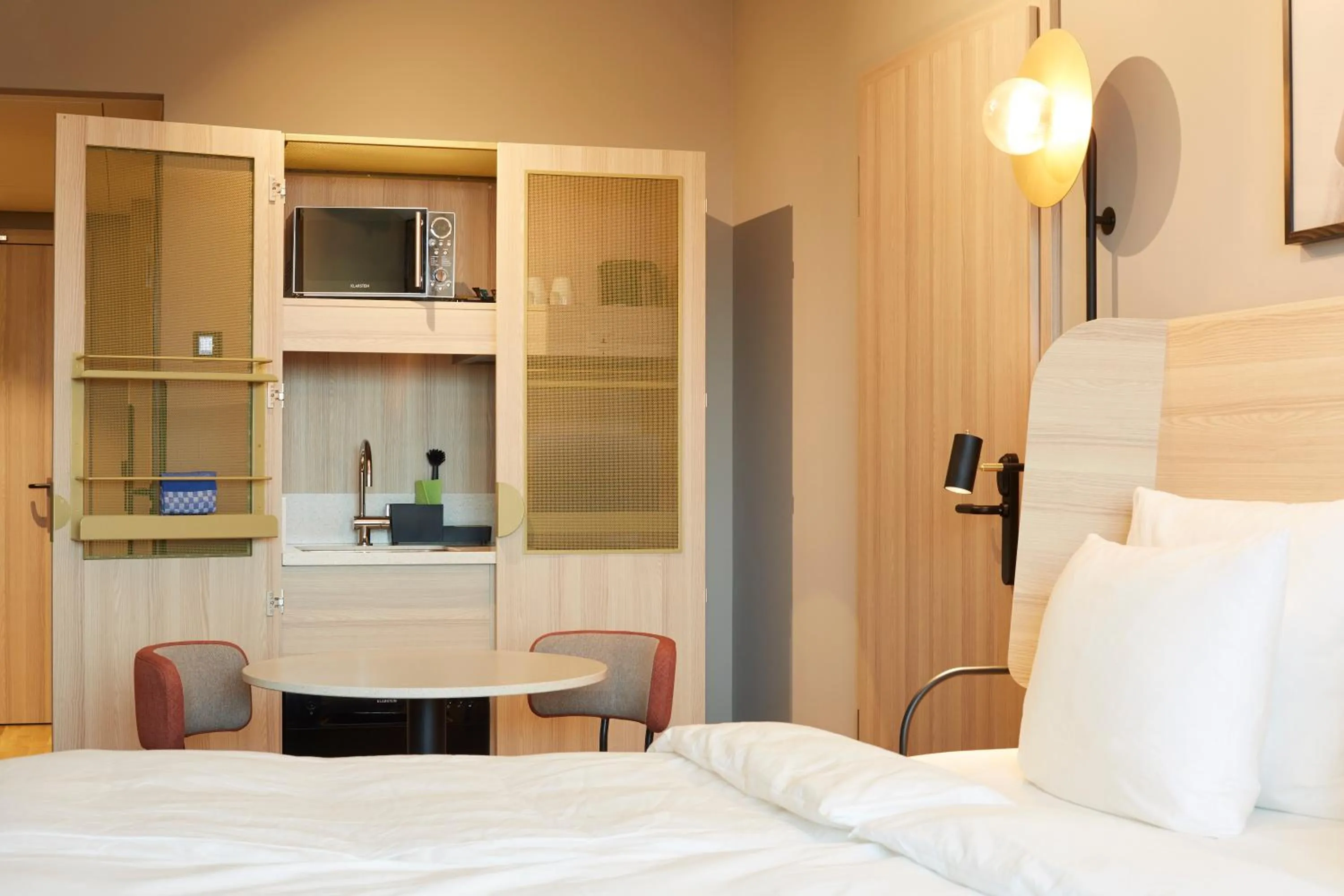 Kitchen or kitchenette, Bed in Scandic München Macherei