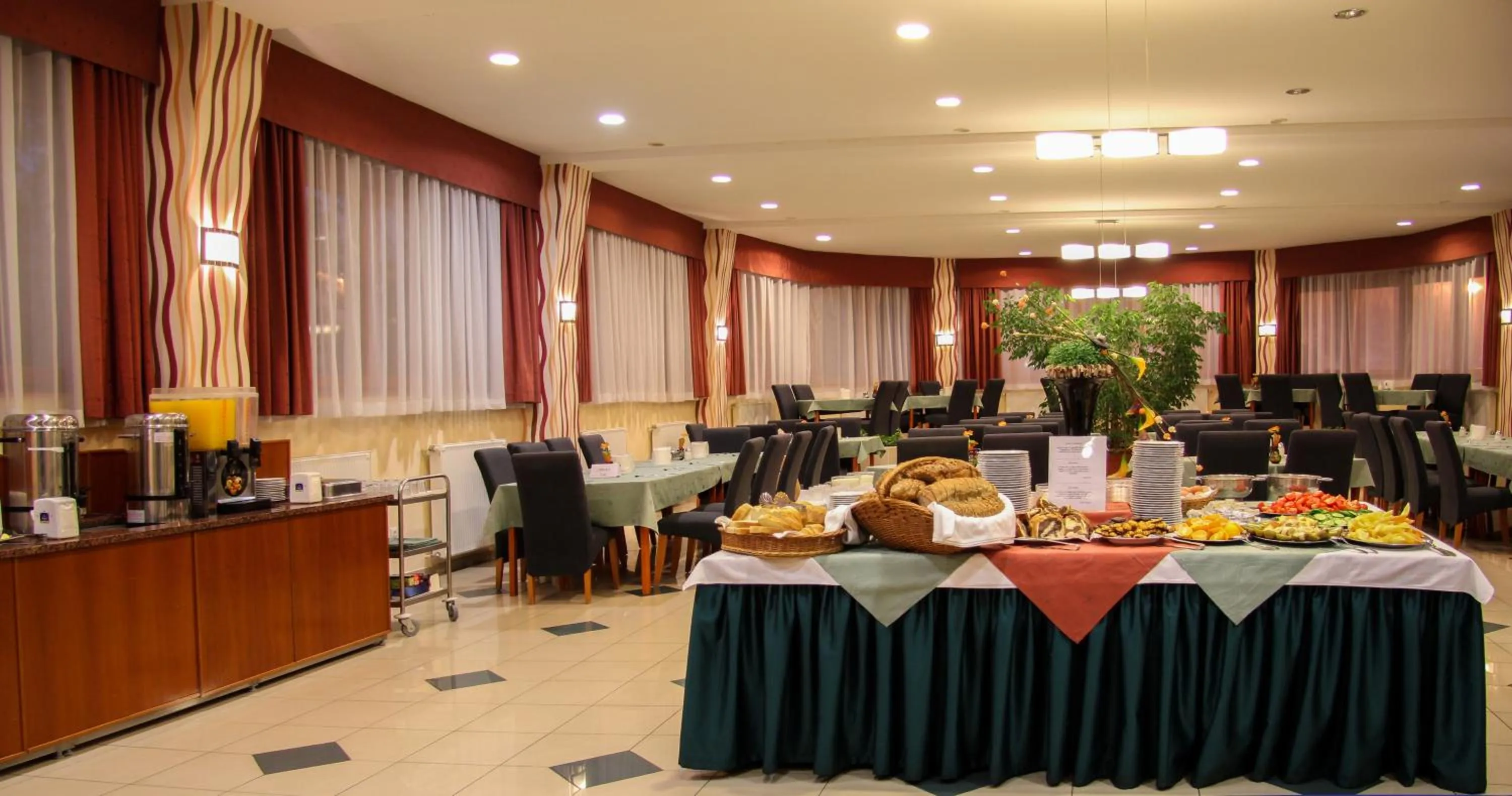 Restaurant/places to eat in Hotel Korona