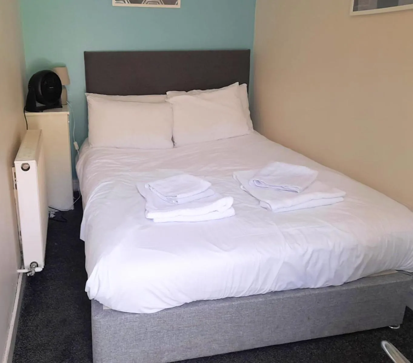 Bed in Irvine Riverside Guesthouse by Paymán Club