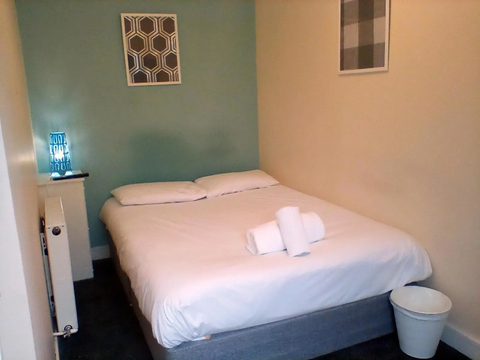 Photo of the whole room, Bed in Irvine Riverside Guesthouse by Paymán Club