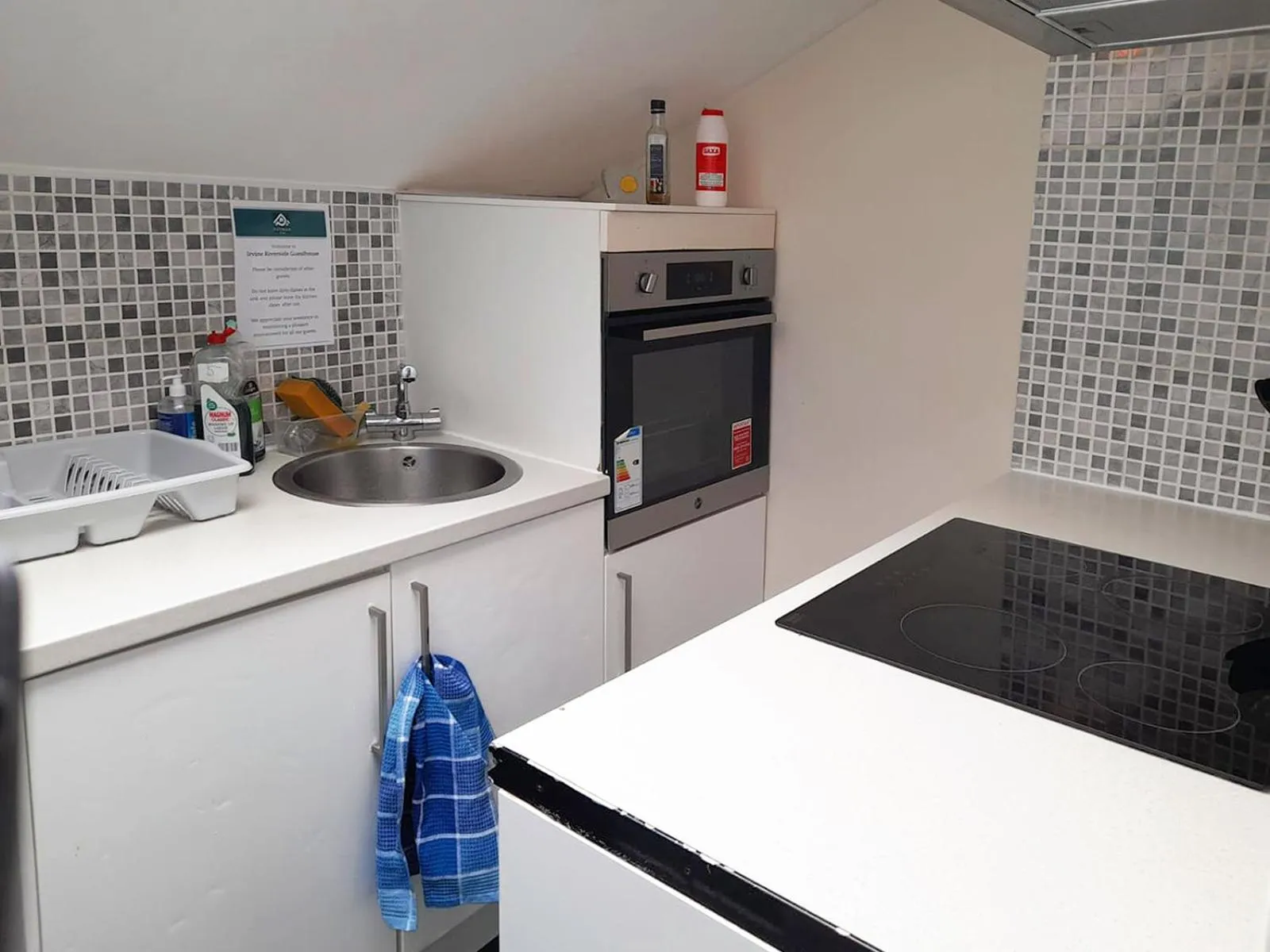 Communal kitchen in Irvine Riverside Guesthouse by Paymán Club