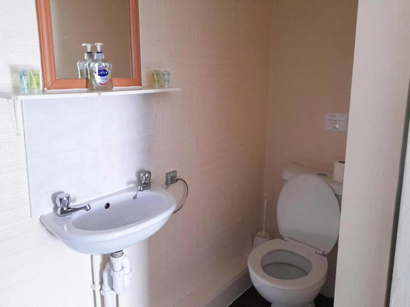 Bathroom in Irvine Riverside Guesthouse by Paymán Club