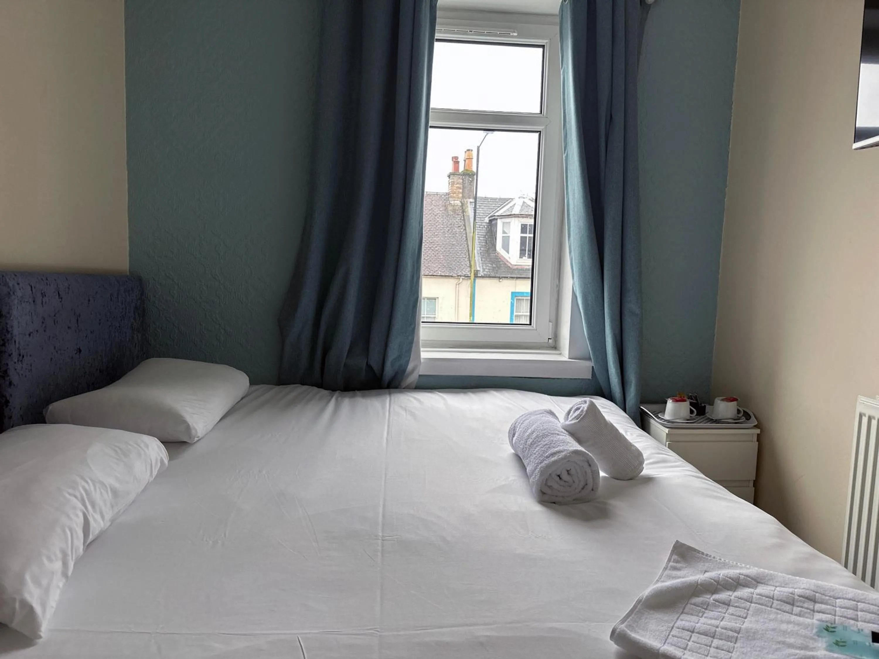 Photo of the whole room, Bed in Irvine Riverside Guesthouse by Paymán Club