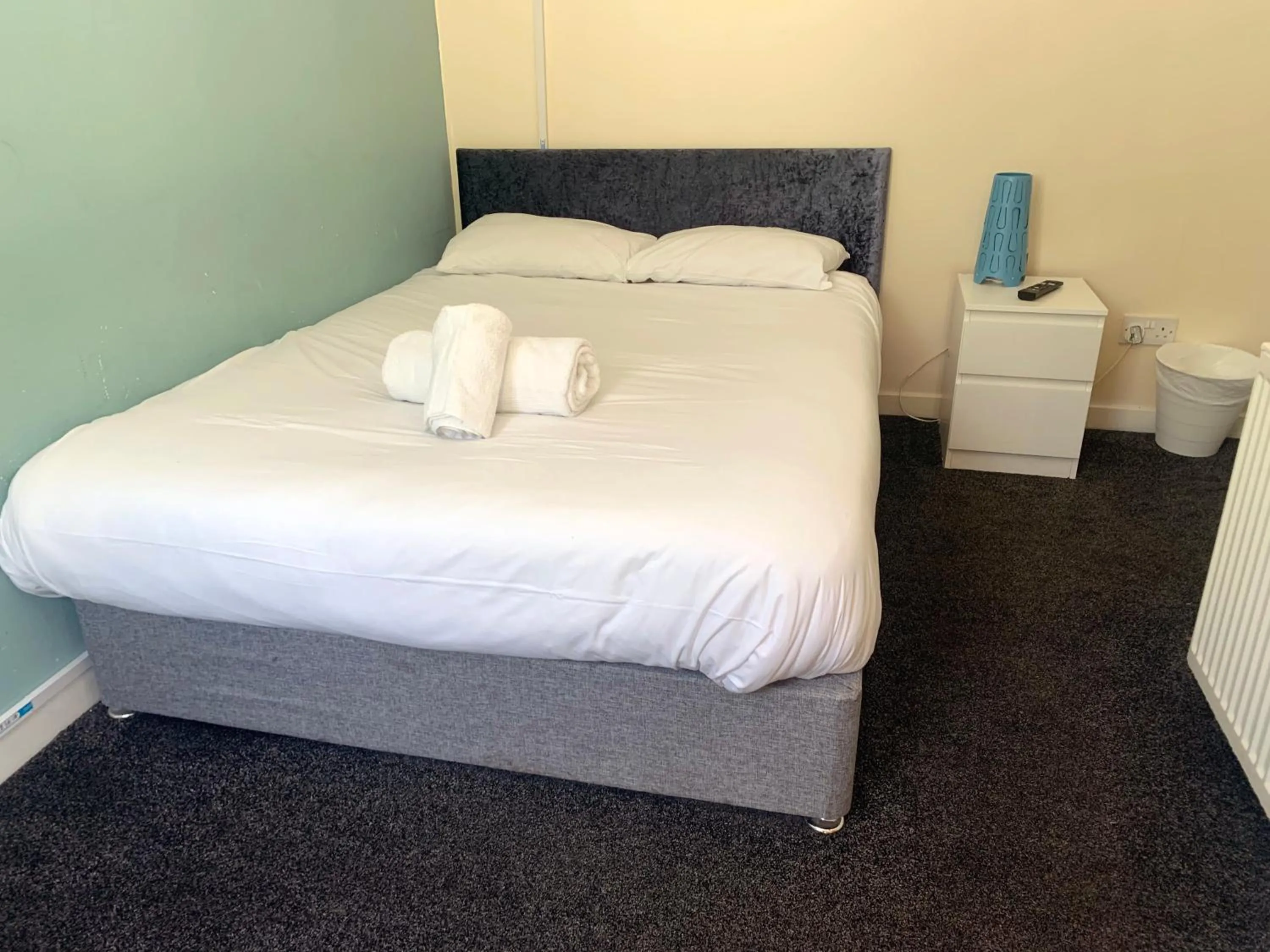 Photo of the whole room, Bed in Irvine Riverside Guesthouse by Paymán Club