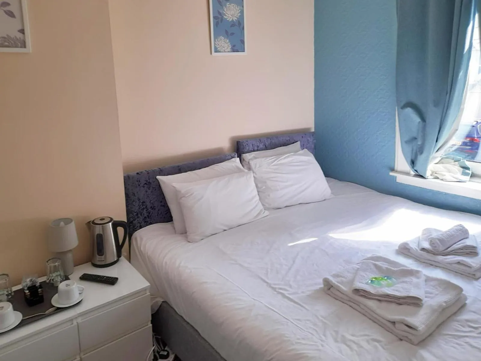 Bed in Irvine Riverside Guesthouse by Paymán Club