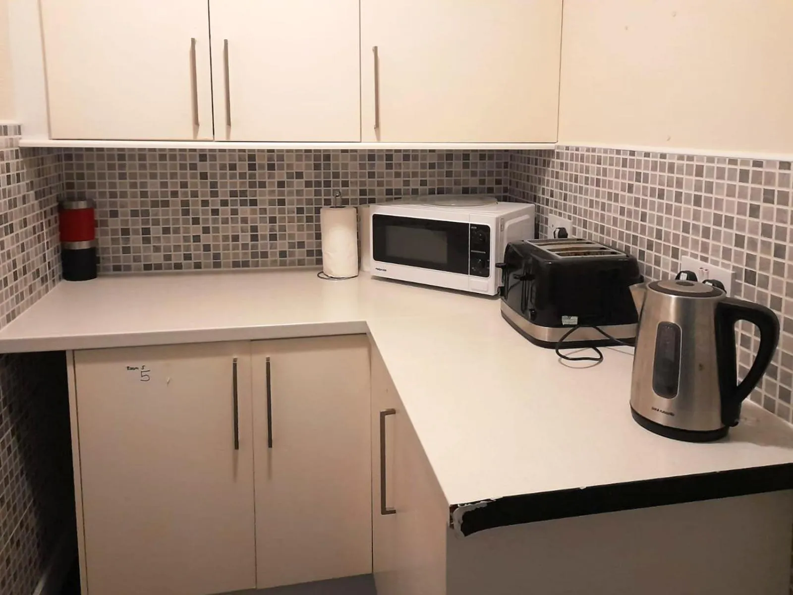 Communal kitchen in Irvine Riverside Guesthouse by Paymán Club