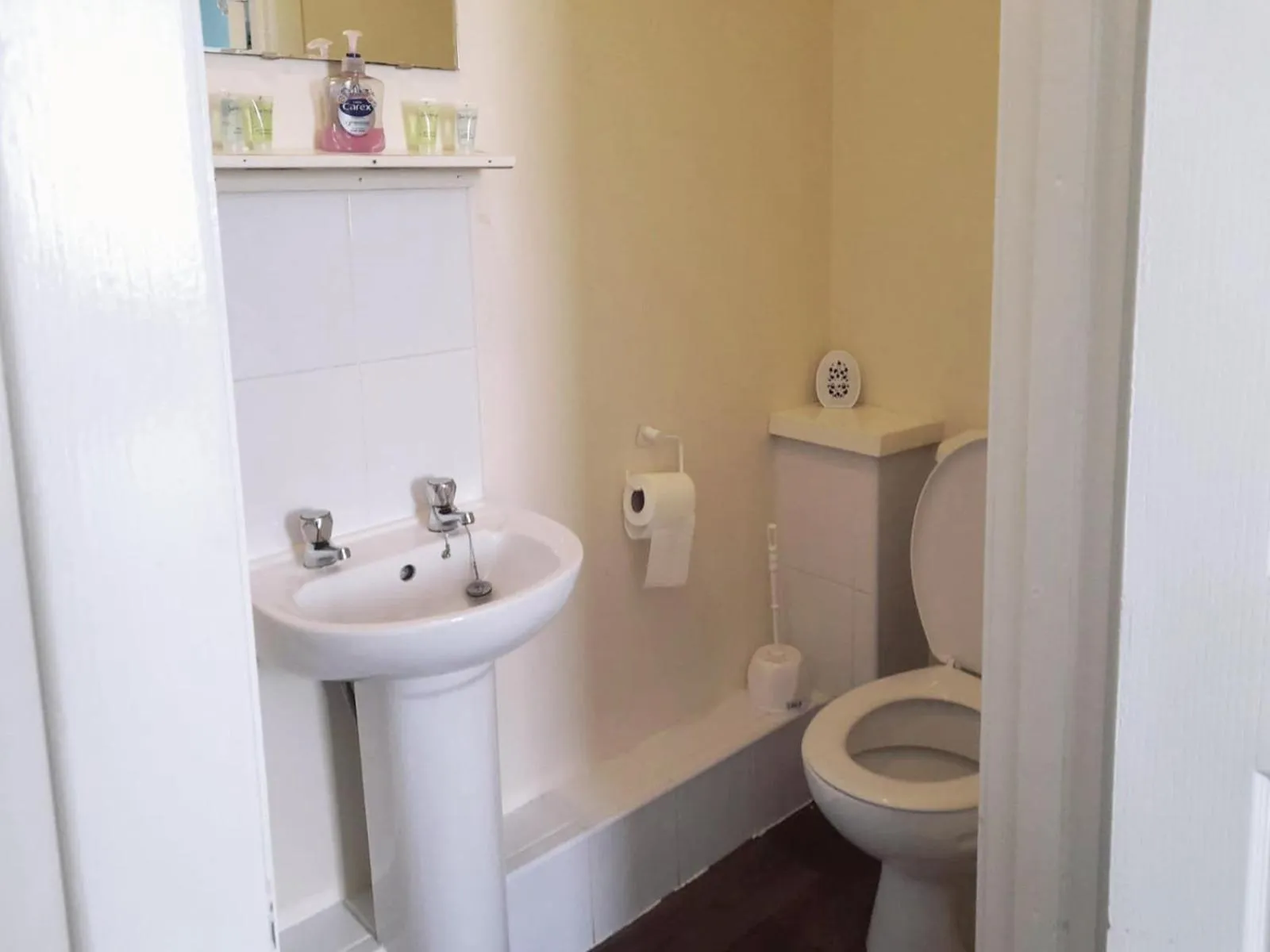 Bathroom in Irvine Riverside Guesthouse by Paymán Club