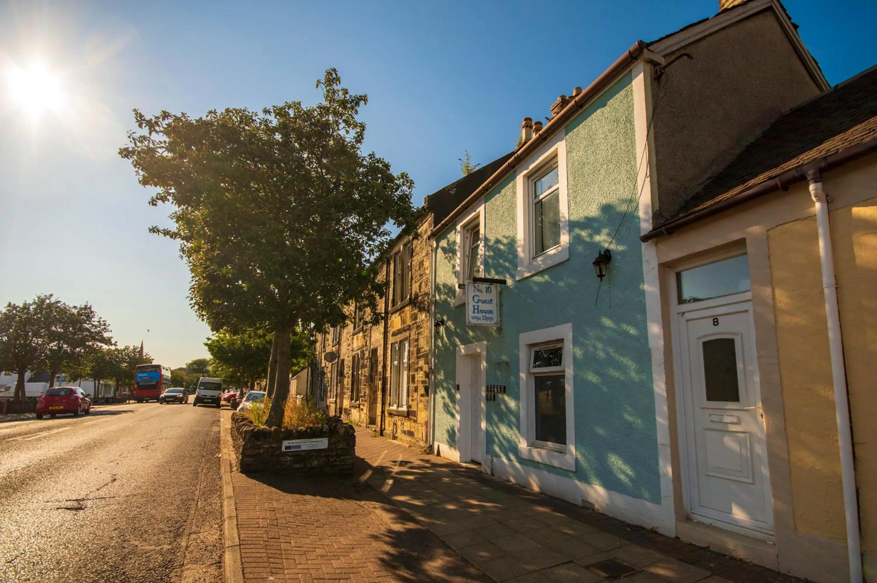 Property building in Irvine Riverside Guesthouse by Paymán Club