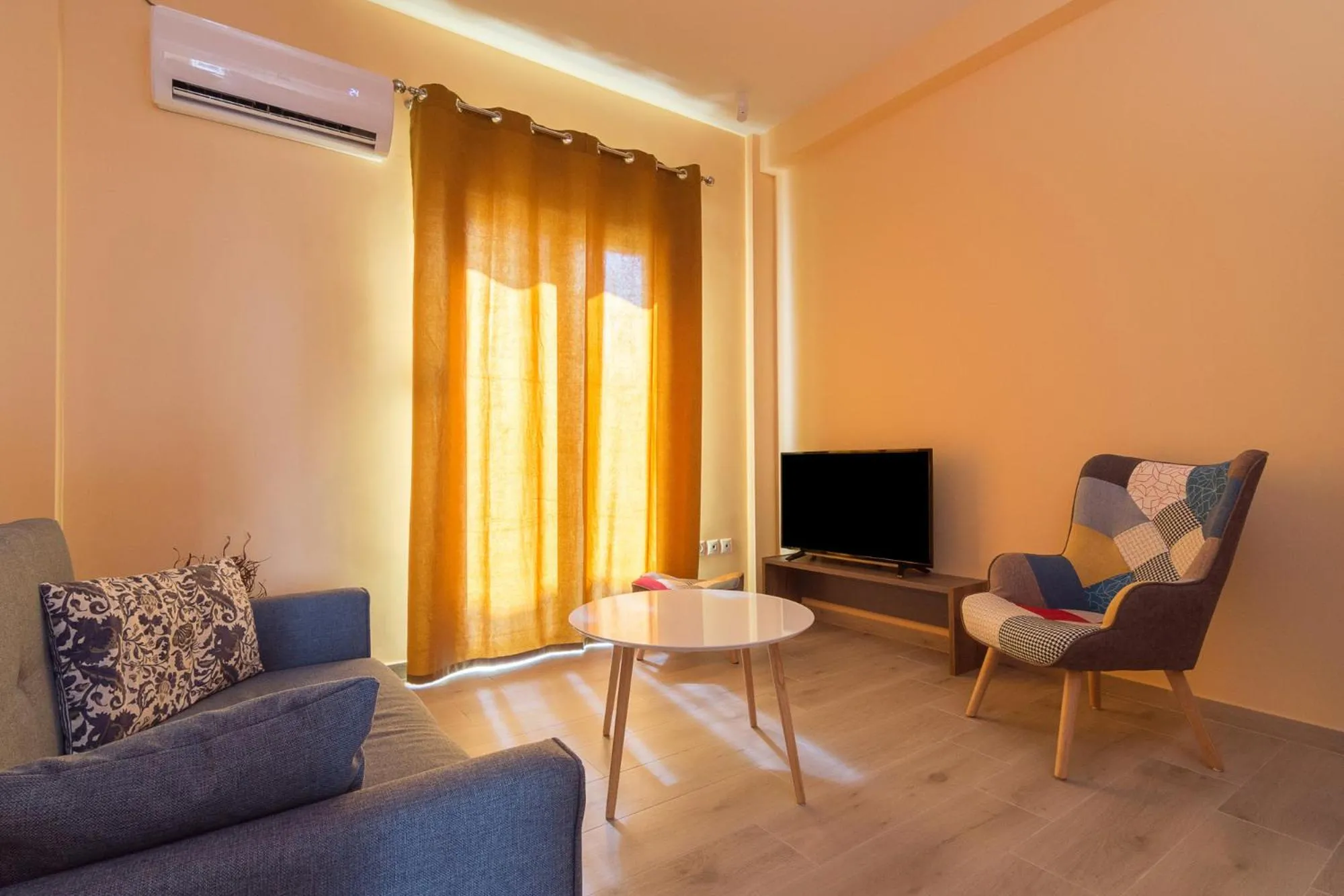 105 Adrianou Plaka
