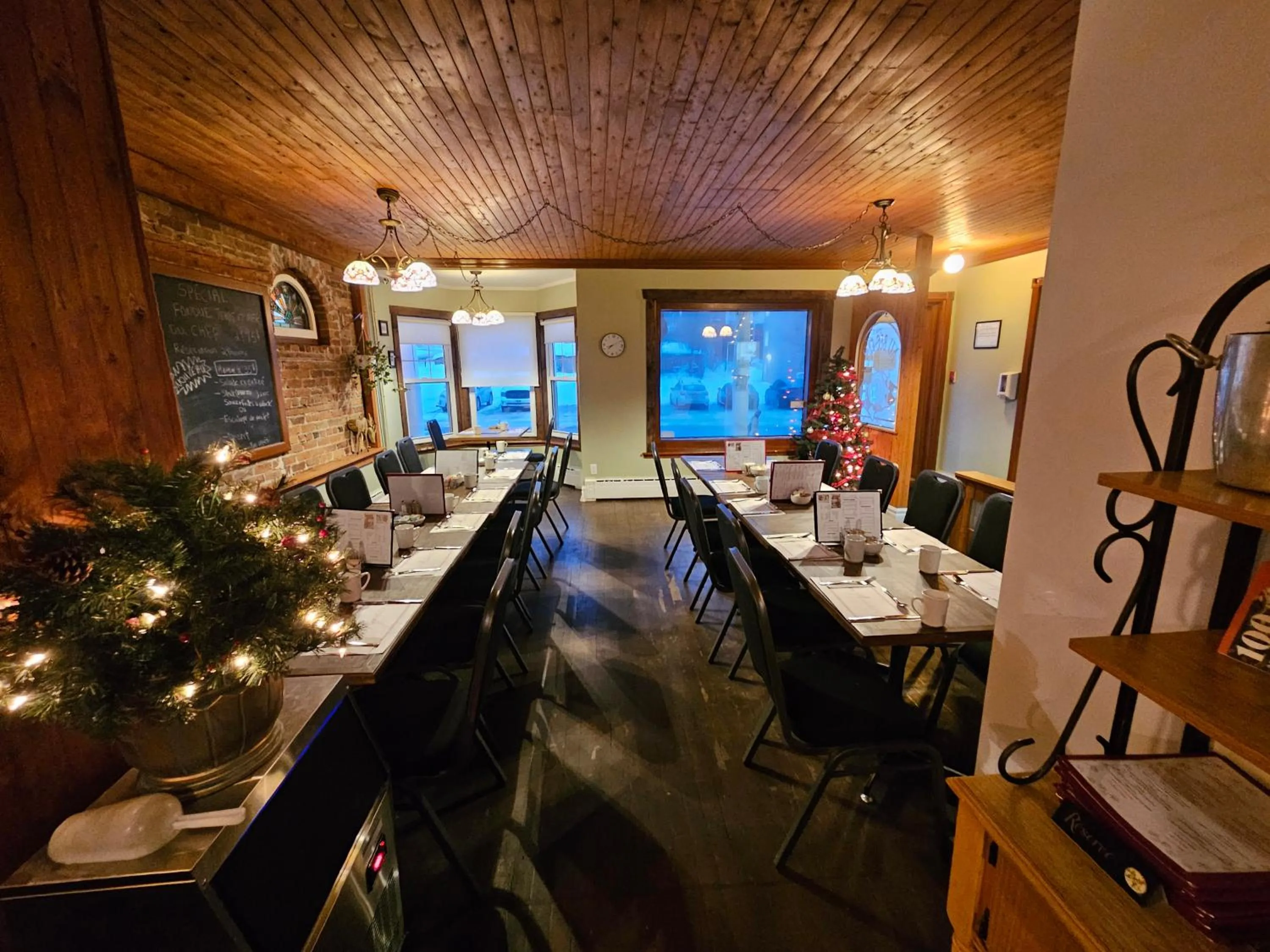 Restaurant/places to eat in auberge les deux tours