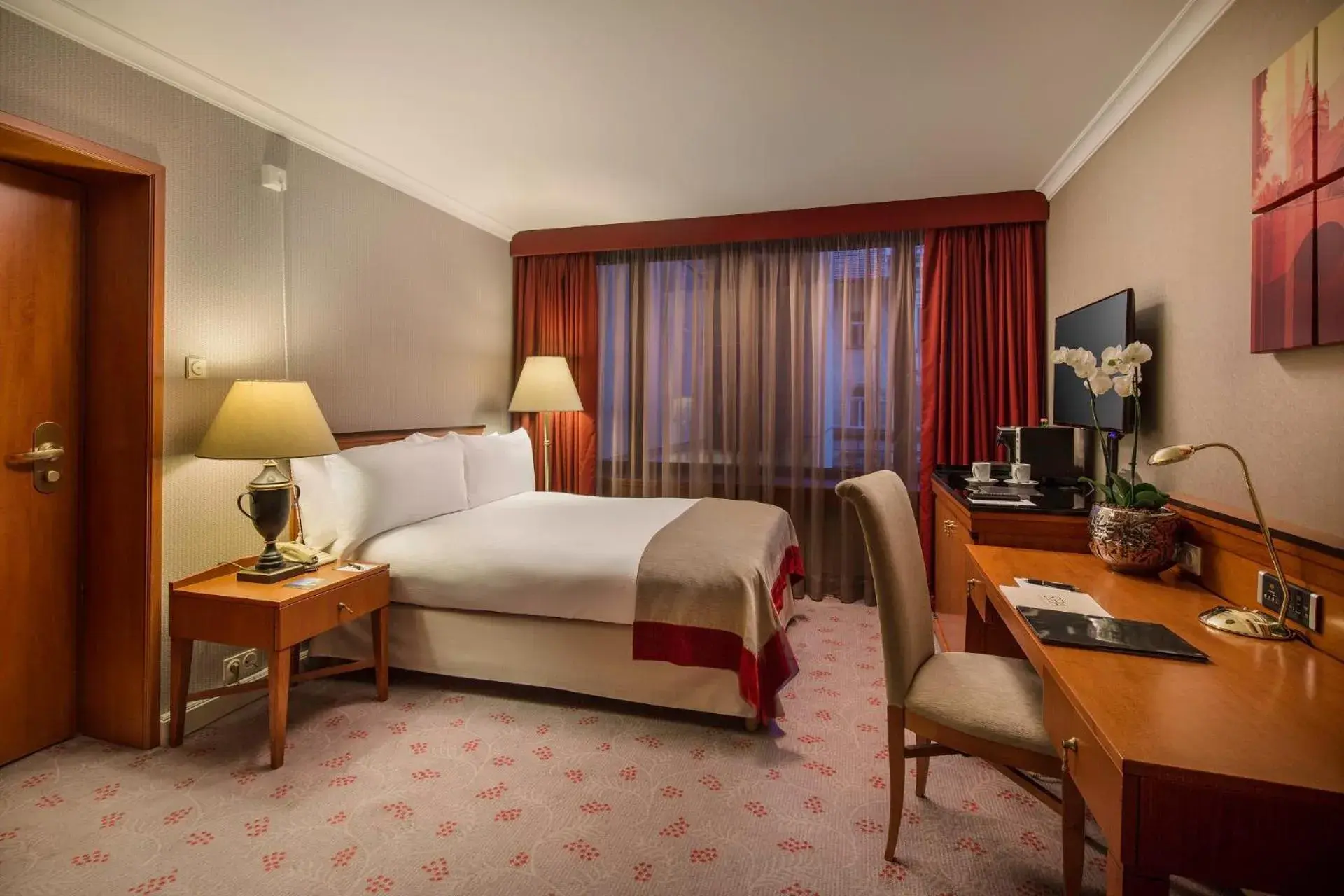 acessibility, Bed in InterContinental Budapest by IHG acessibility, Bed in InterContinental Budapest by IHG