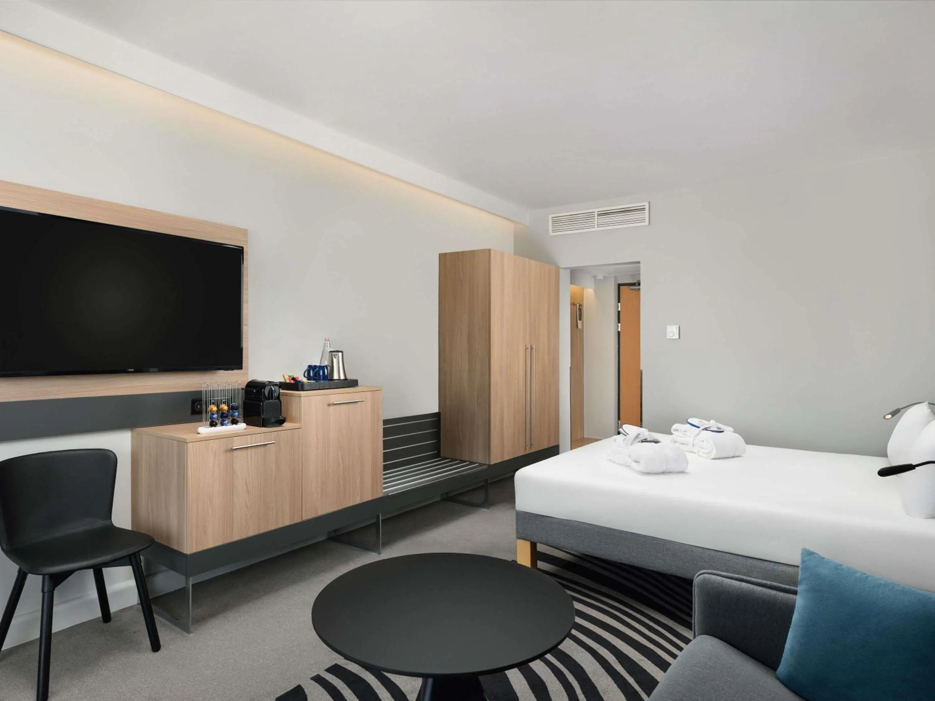 Seating area, Bed in Novotel Szeged