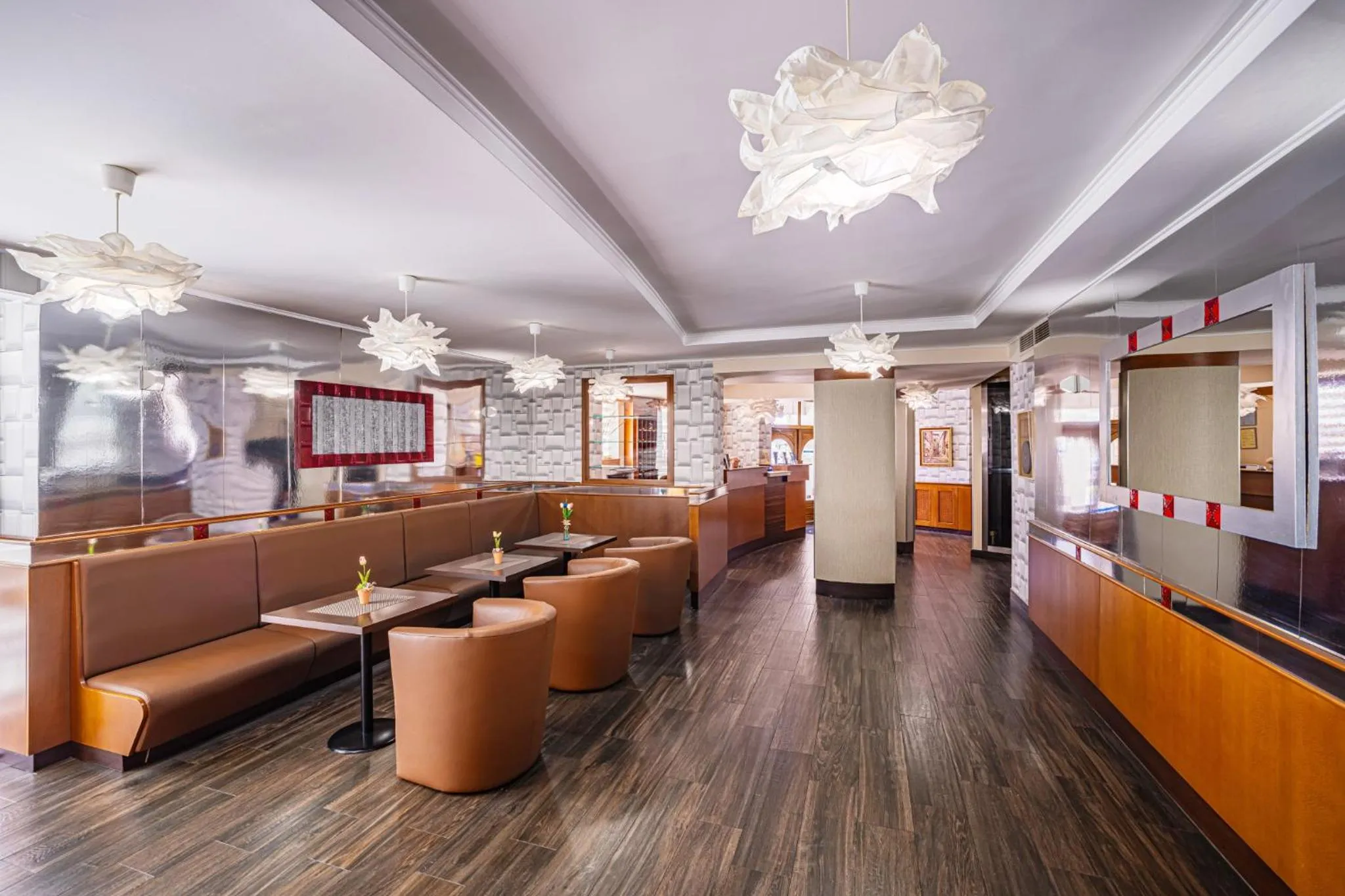 Restaurant/places to eat in Hotel Central