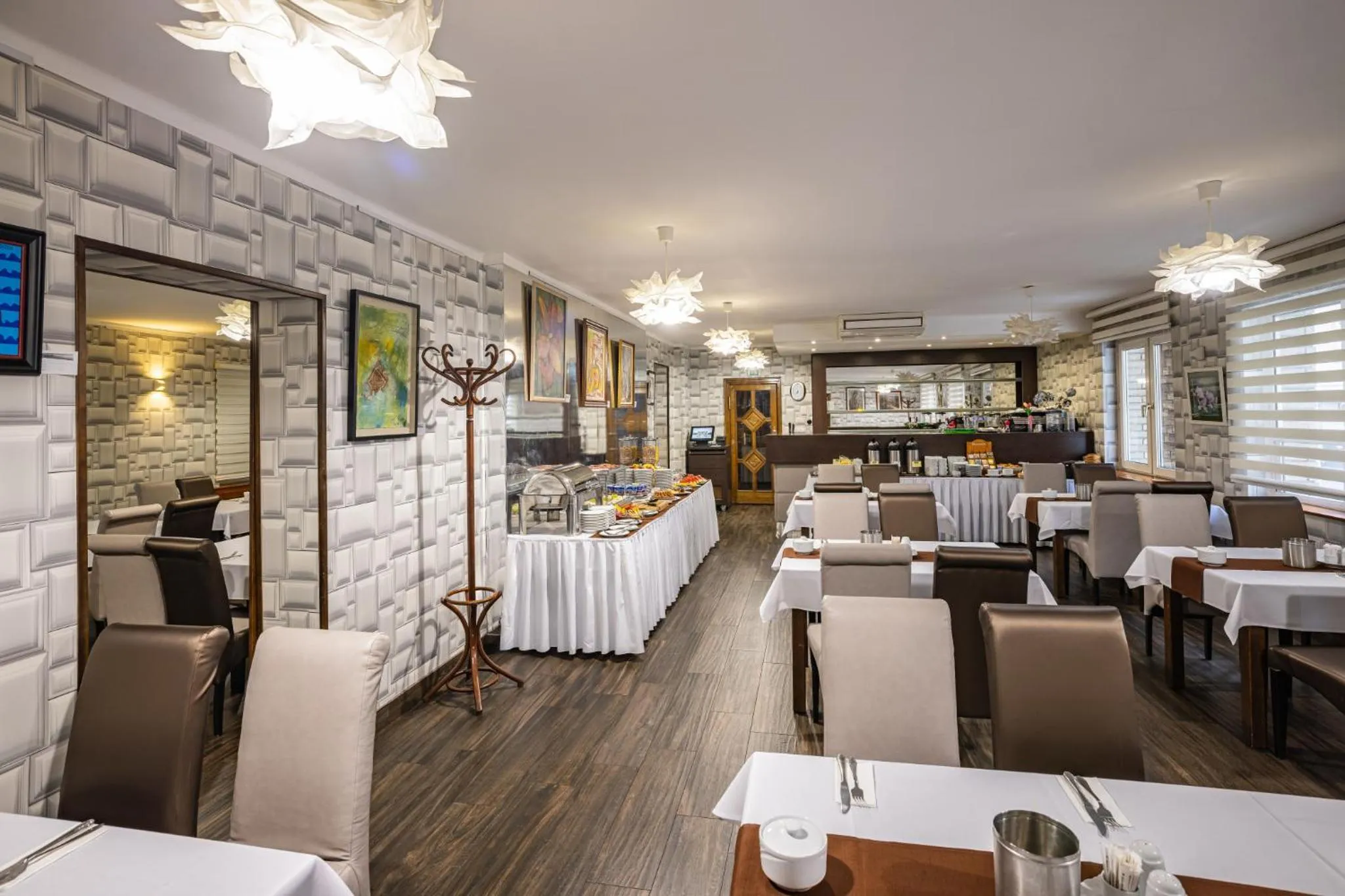 Restaurant/places to eat in Hotel Central