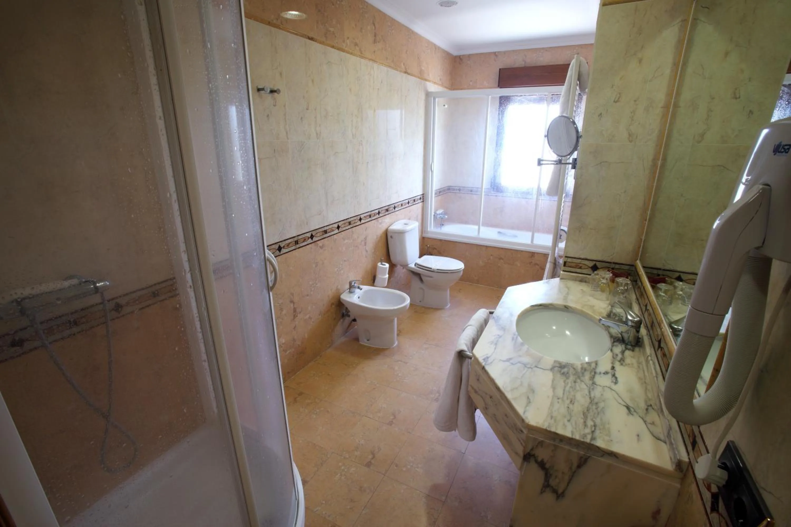 Shower in Hotel El Pentágono