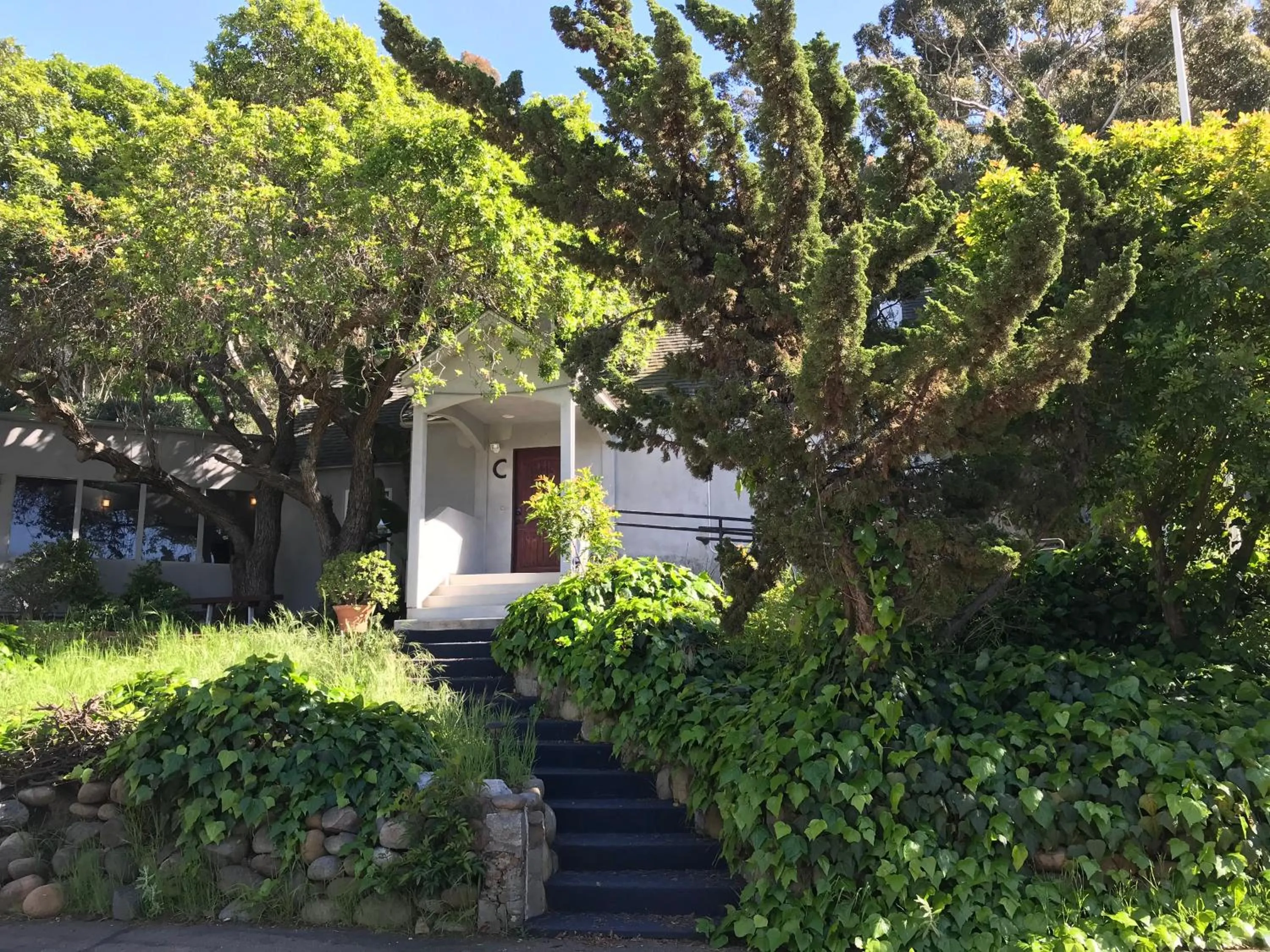 Property building in Secluded, Charming and Unique! Spacious Apartment EXCELLENT Central Location