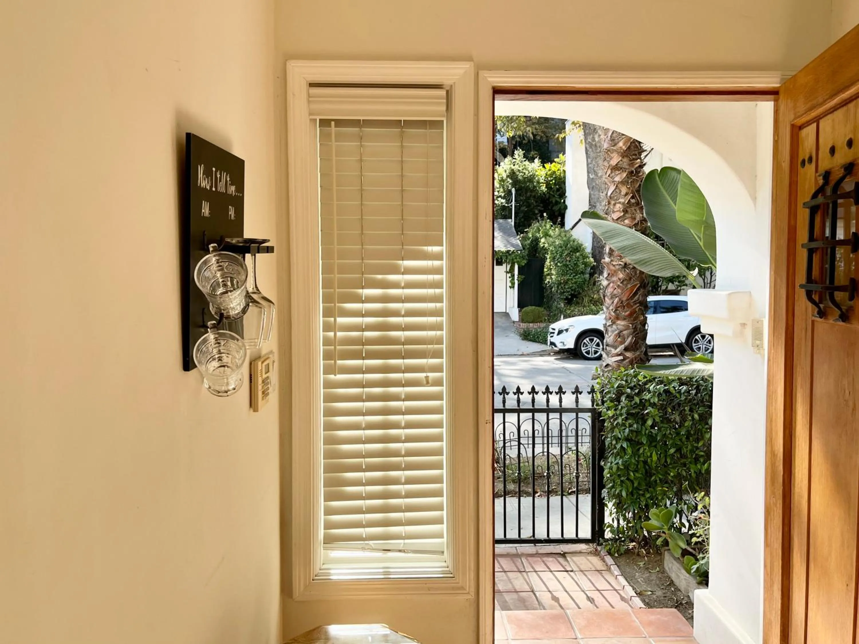 Facade/entrance in Hollywood Hills Homestay