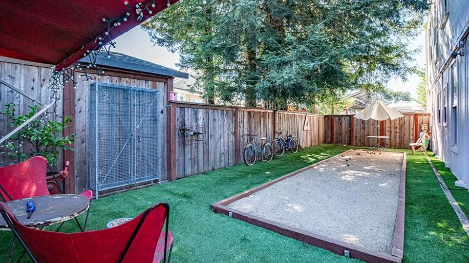 metro hotel and Cafe