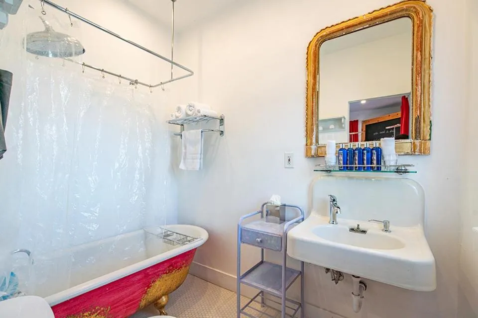 metro hotel and Cafe