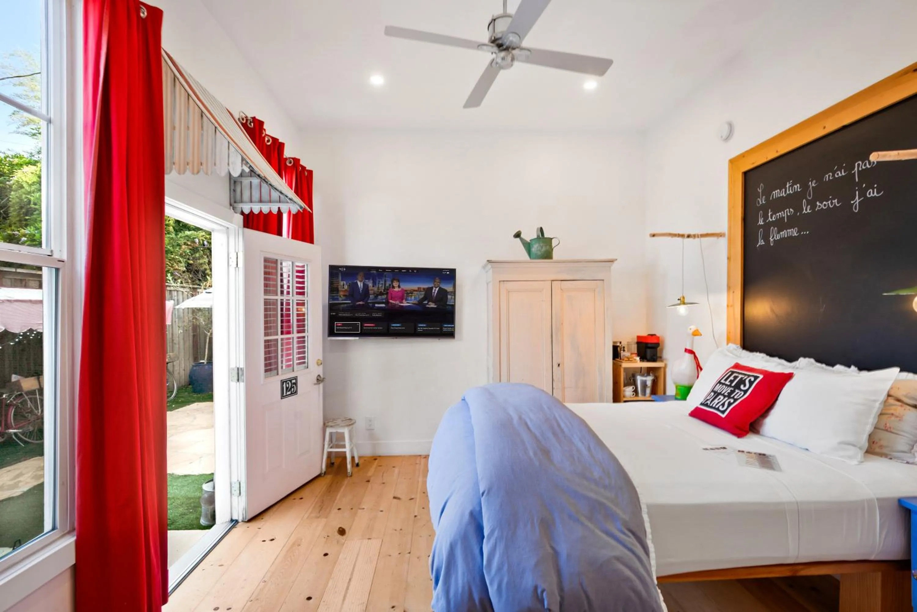 Bed in metro hotel and Cafe