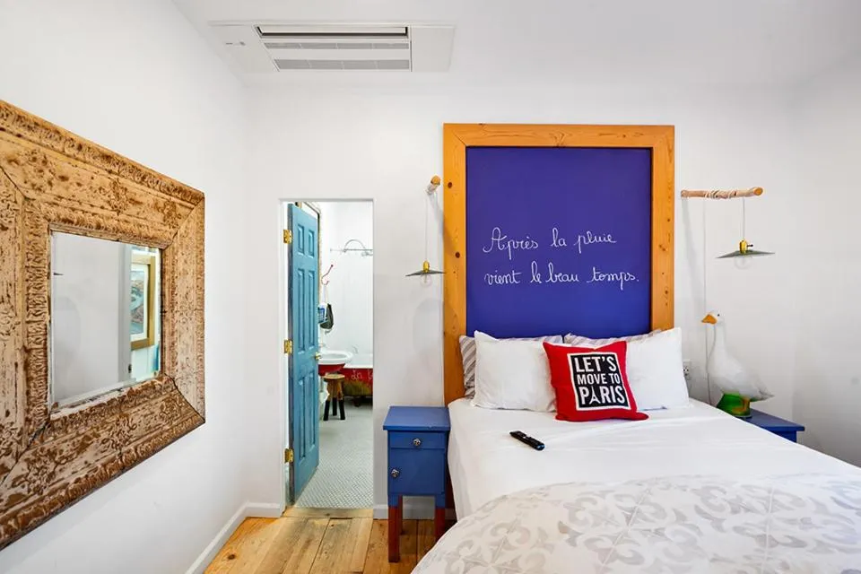 Bed in metro hotel and Cafe