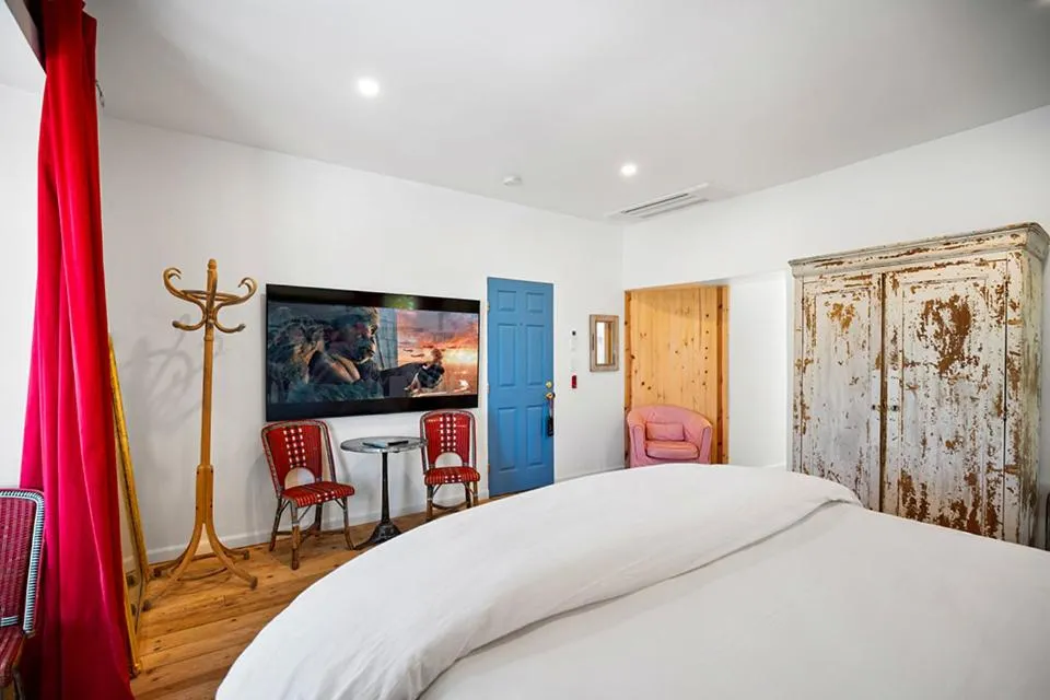 Bed in metro hotel and Cafe