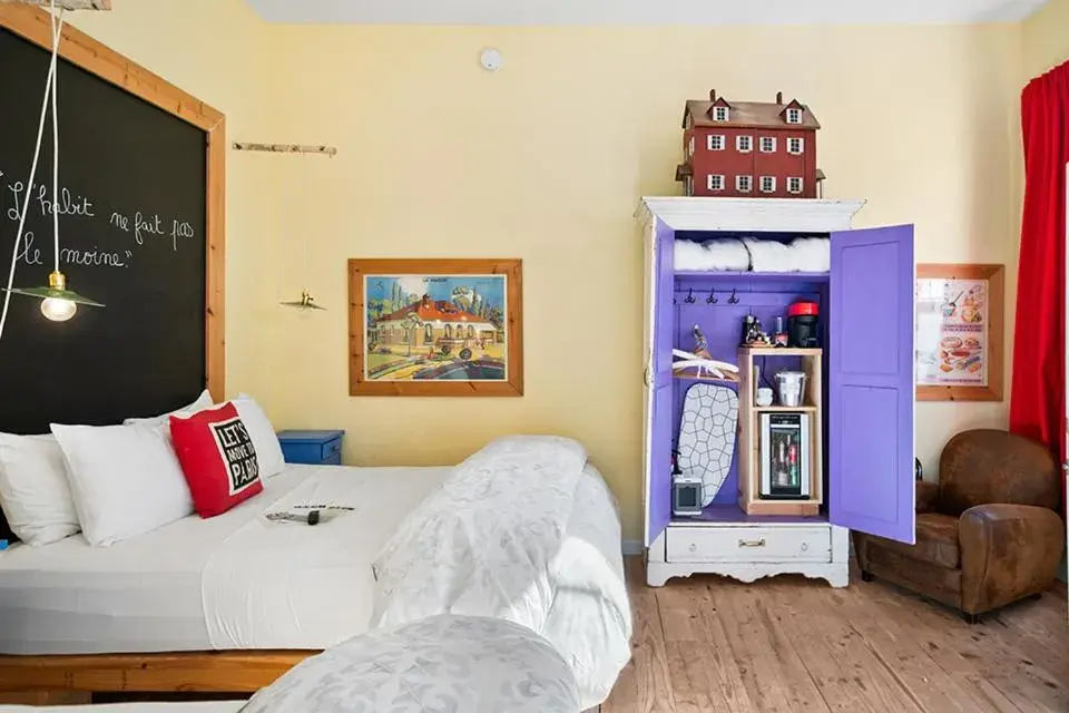 Double Room with Private Bathroom in metro hotel and Cafe Double Room with Private Bathroom in metro hotel and Cafe