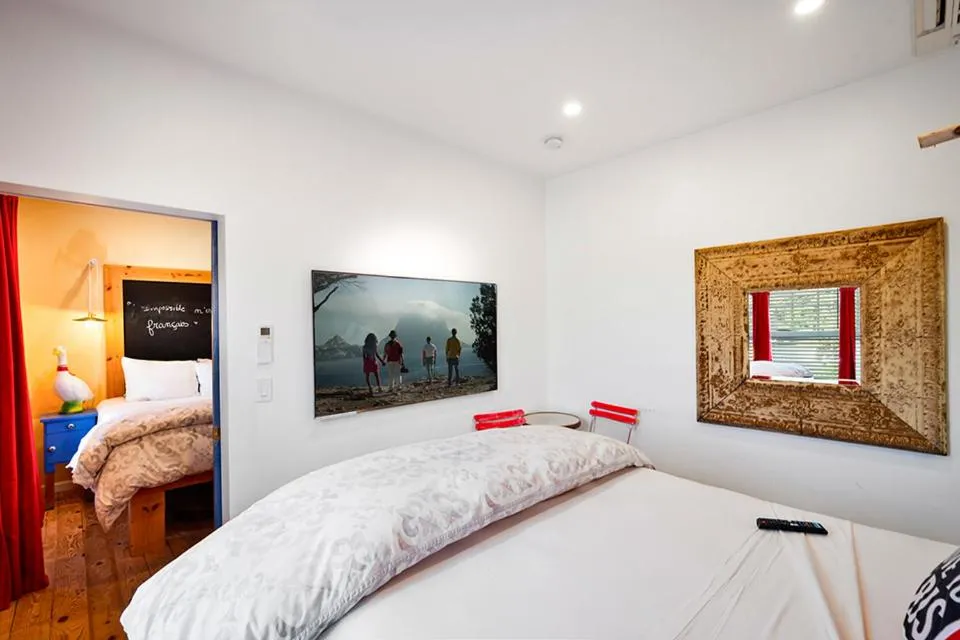 Bed in metro hotel and Cafe