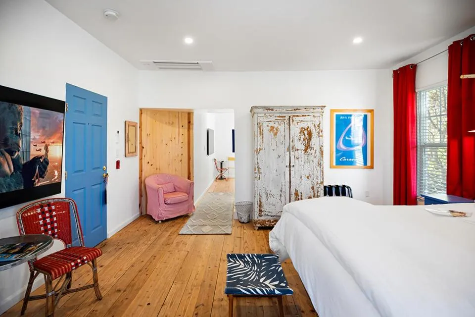 Bed in metro hotel and Cafe