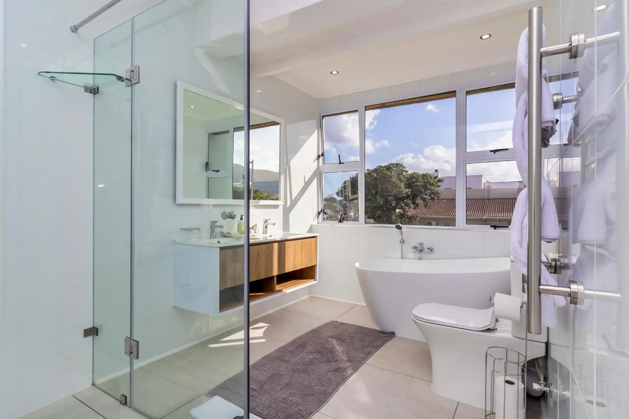 Suite with Mountain View in Hermanus Beachfront Lodge - Solar Power Suite with Mountain View in Hermanus Beachfront Lodge - Solar Power