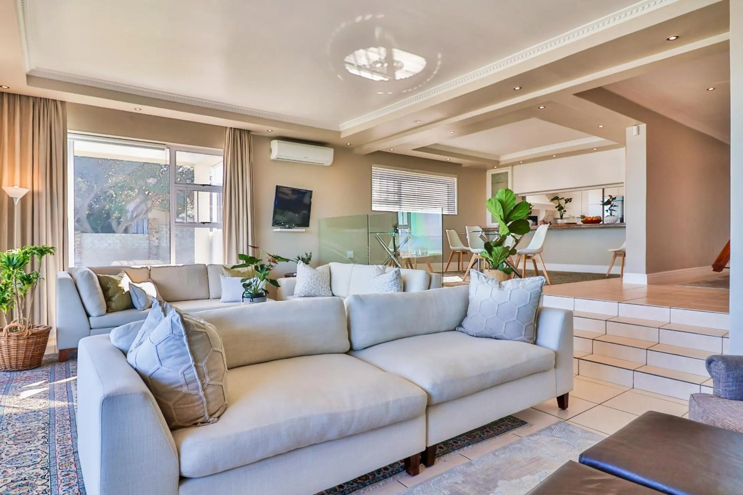 Hermanus Beachfront Lodge - Solar Power