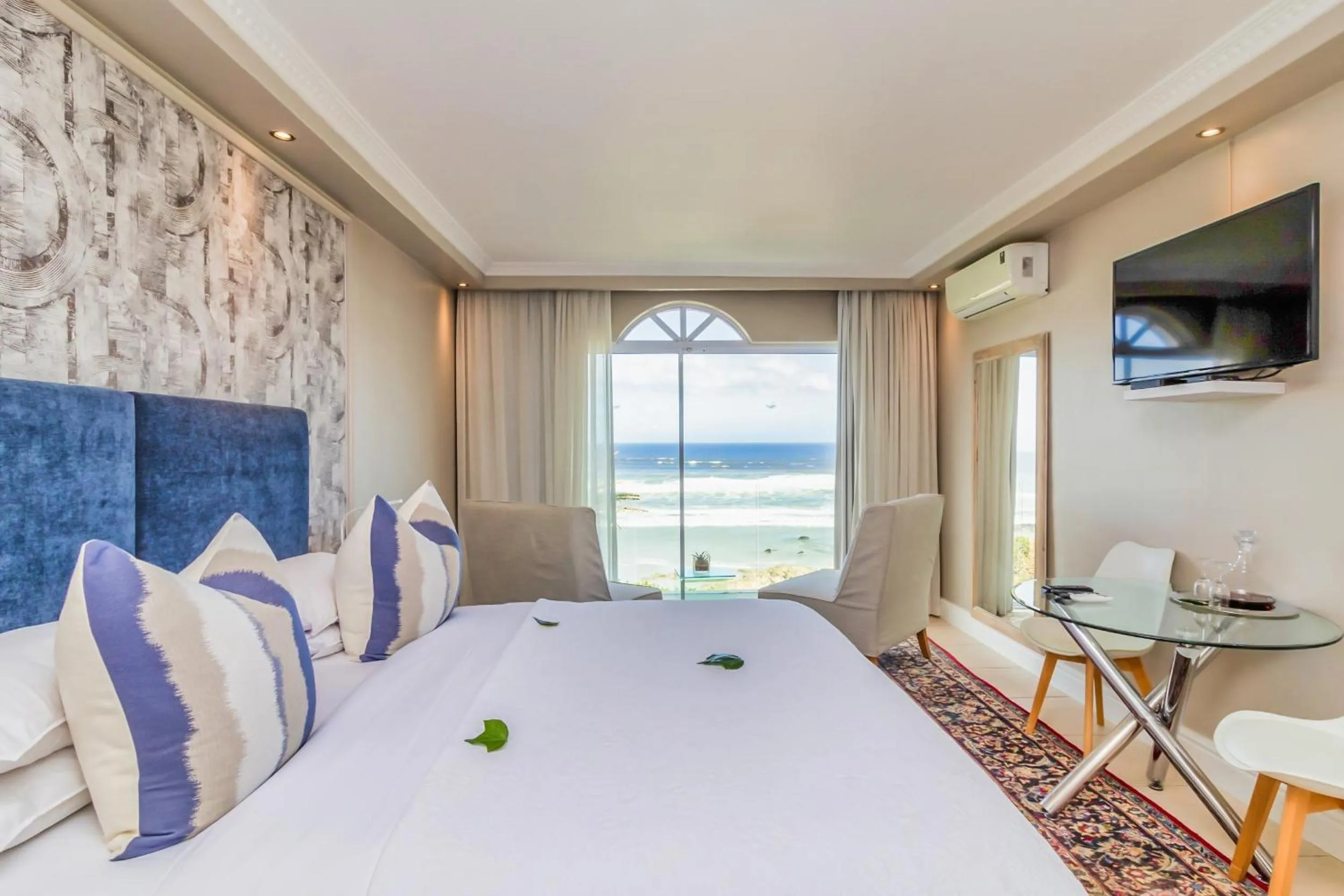 Bed in Hermanus Beachfront Lodge - Solar Power