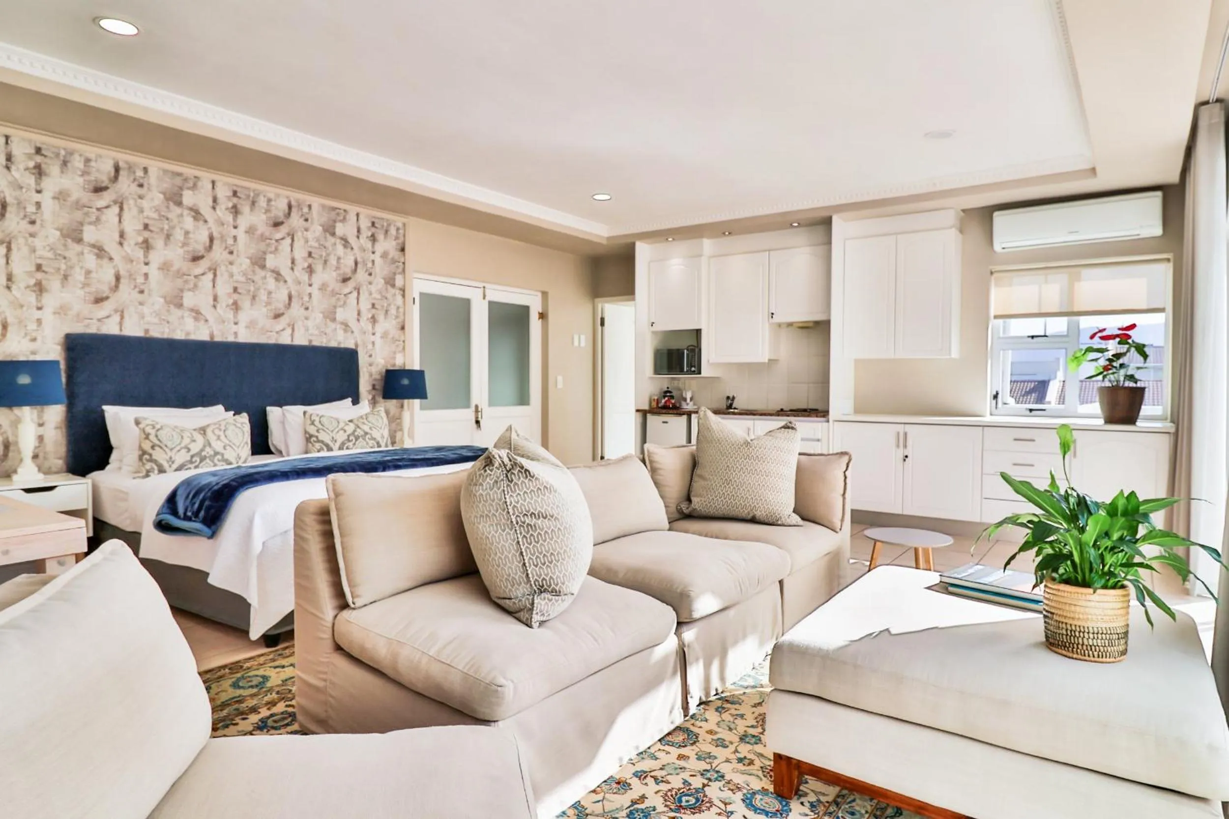 Bed in Hermanus Beachfront Lodge - Solar Power