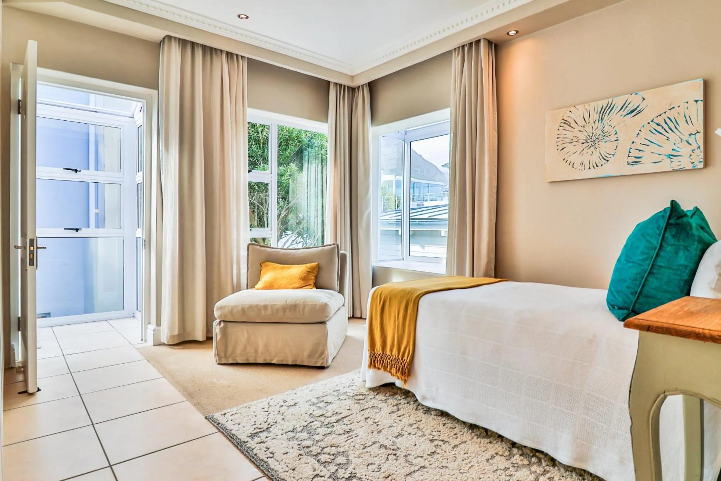 Bed in Hermanus Beachfront Lodge - Solar Power