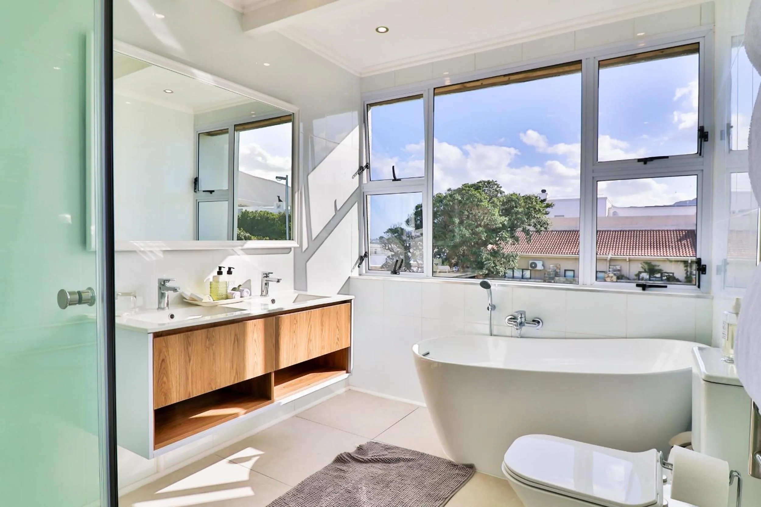 Hermanus Beachfront Lodge - Solar Power